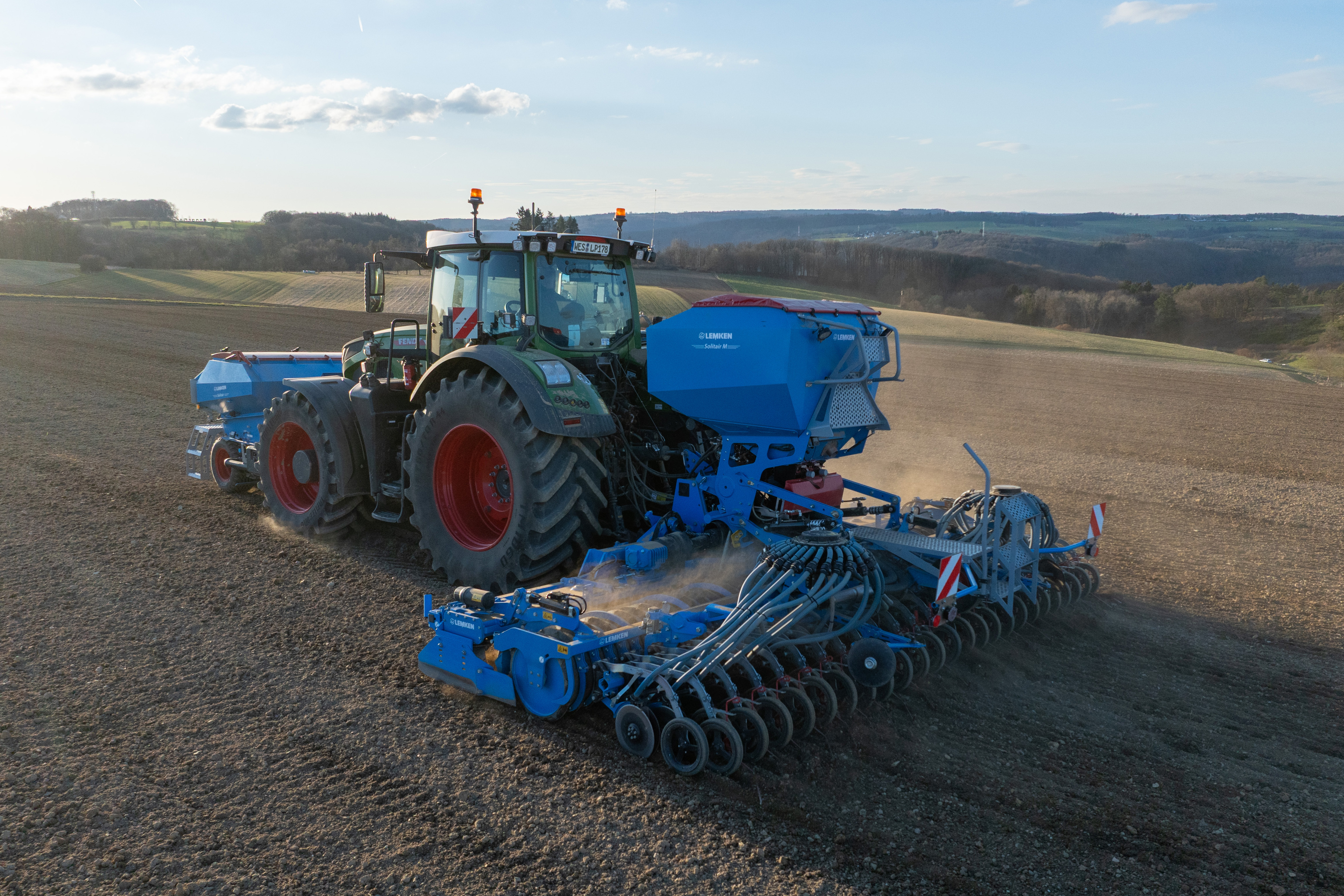 The LEMKEN Solitair MF is unique in this working width segment thanks to its active seedbed preparation and rear seed hopper.
