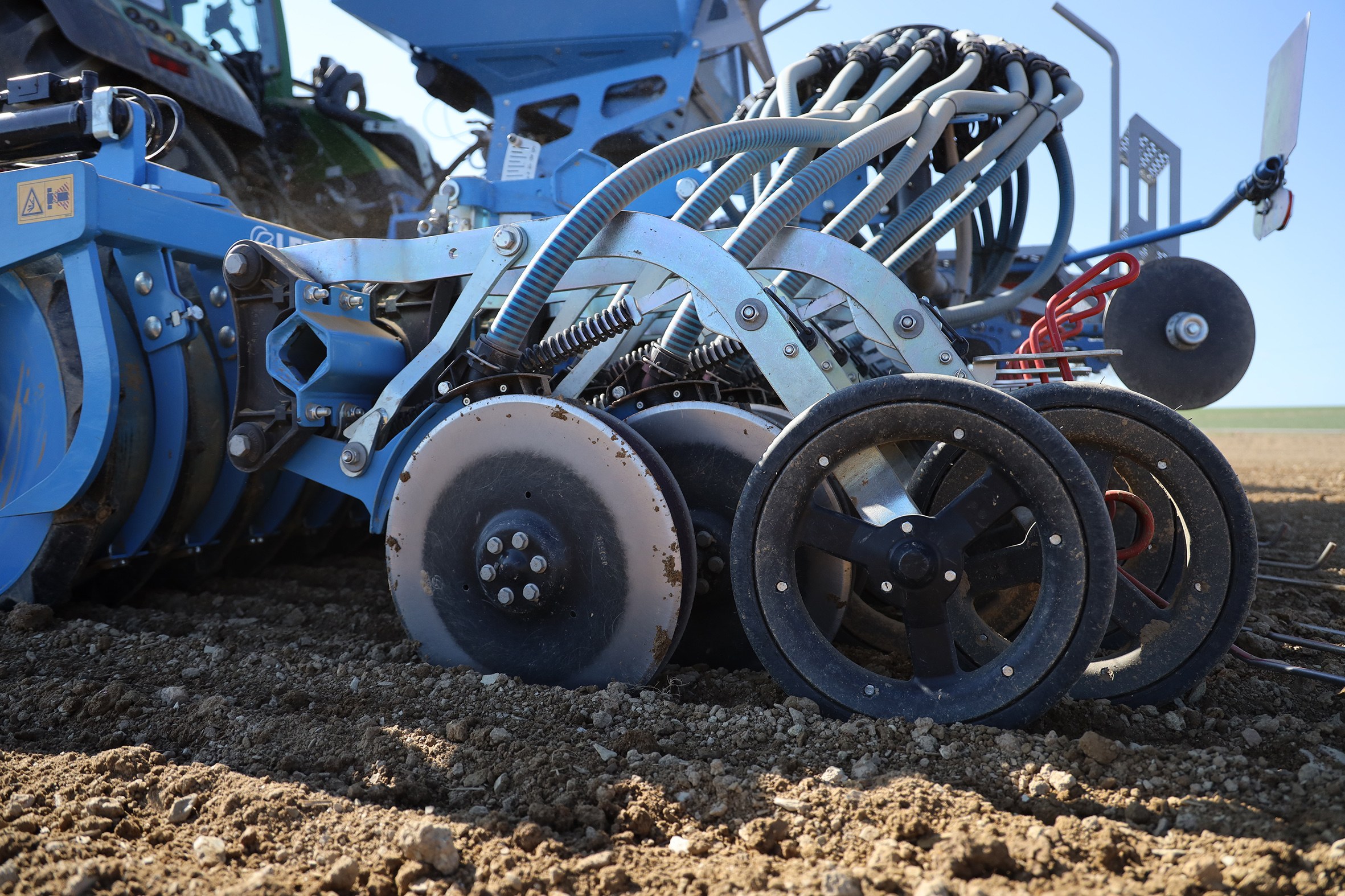 At the heart of the sowing unit is the maintenance-free OptiDisc coulter bar with parallelogram-guided OptiDisc M double disc coulters.