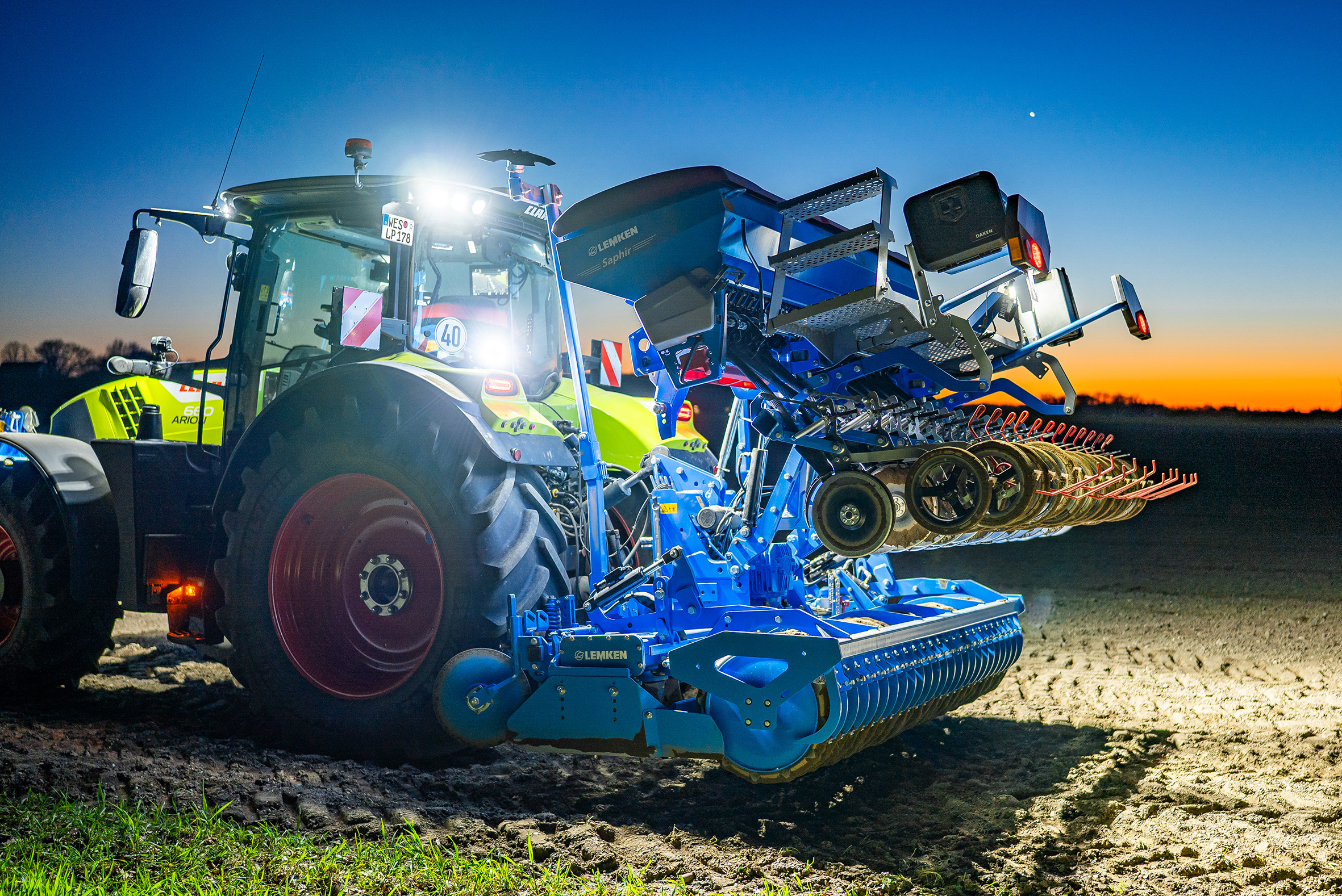 Thanks to the semi-mounted design, hydraulic cylinders lift and swivel the seed drill forwards simultaneously.
