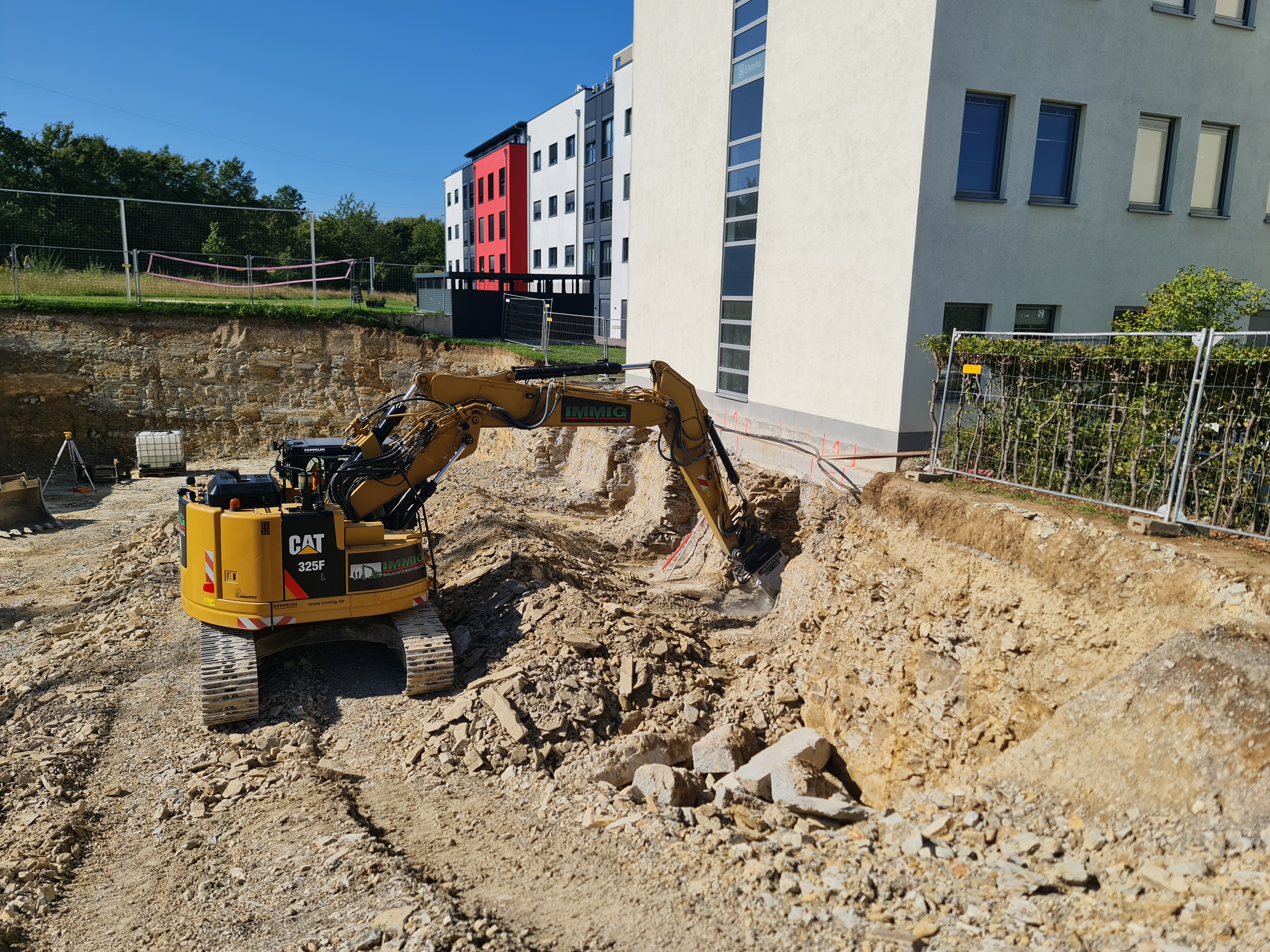 A 25-tonne crawler excavator and an EKT 100 drum cutter attachment from KEMROC during the excavation of a building in the Paderborn Technology Park. 