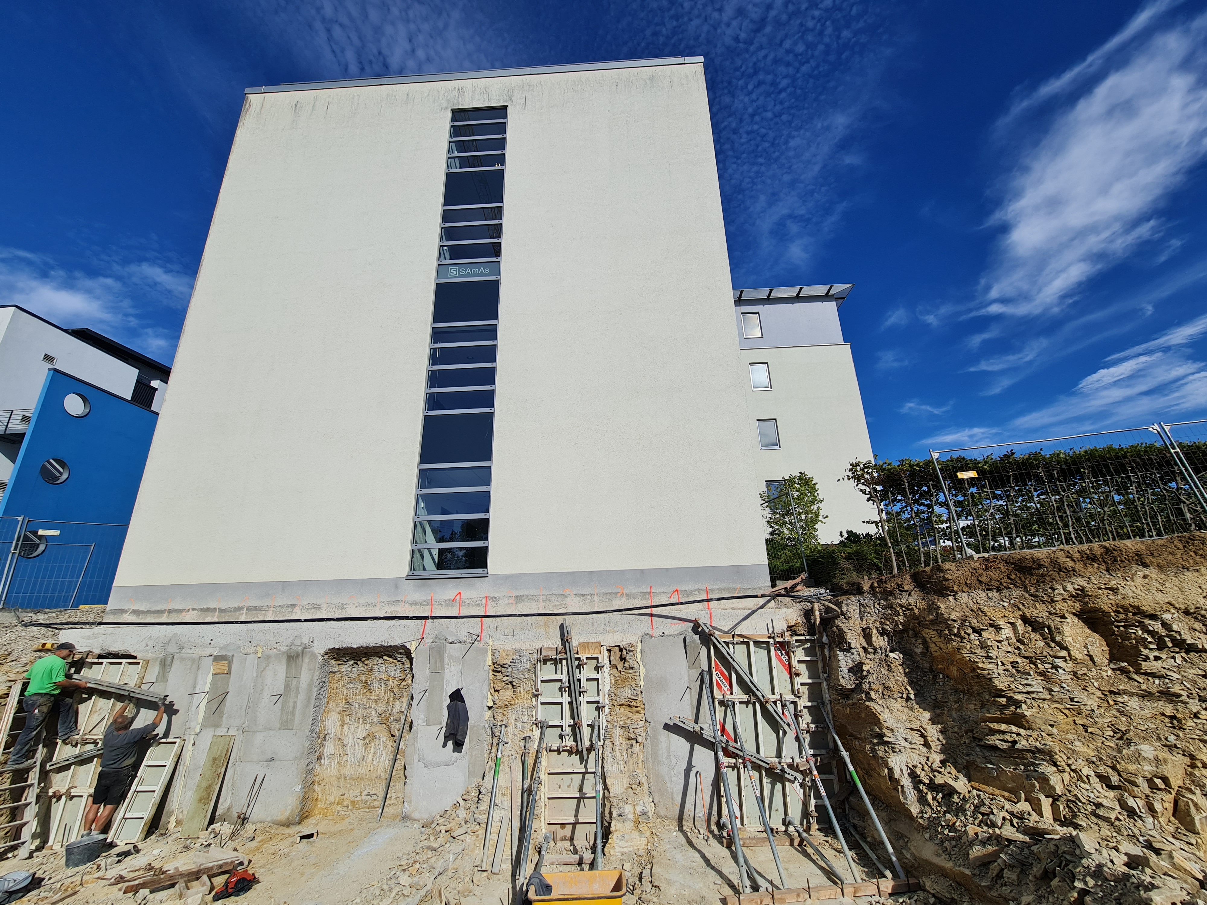 At set intervals, recesses are excavated, fitted with reinforcing formwork and then filled with concrete.