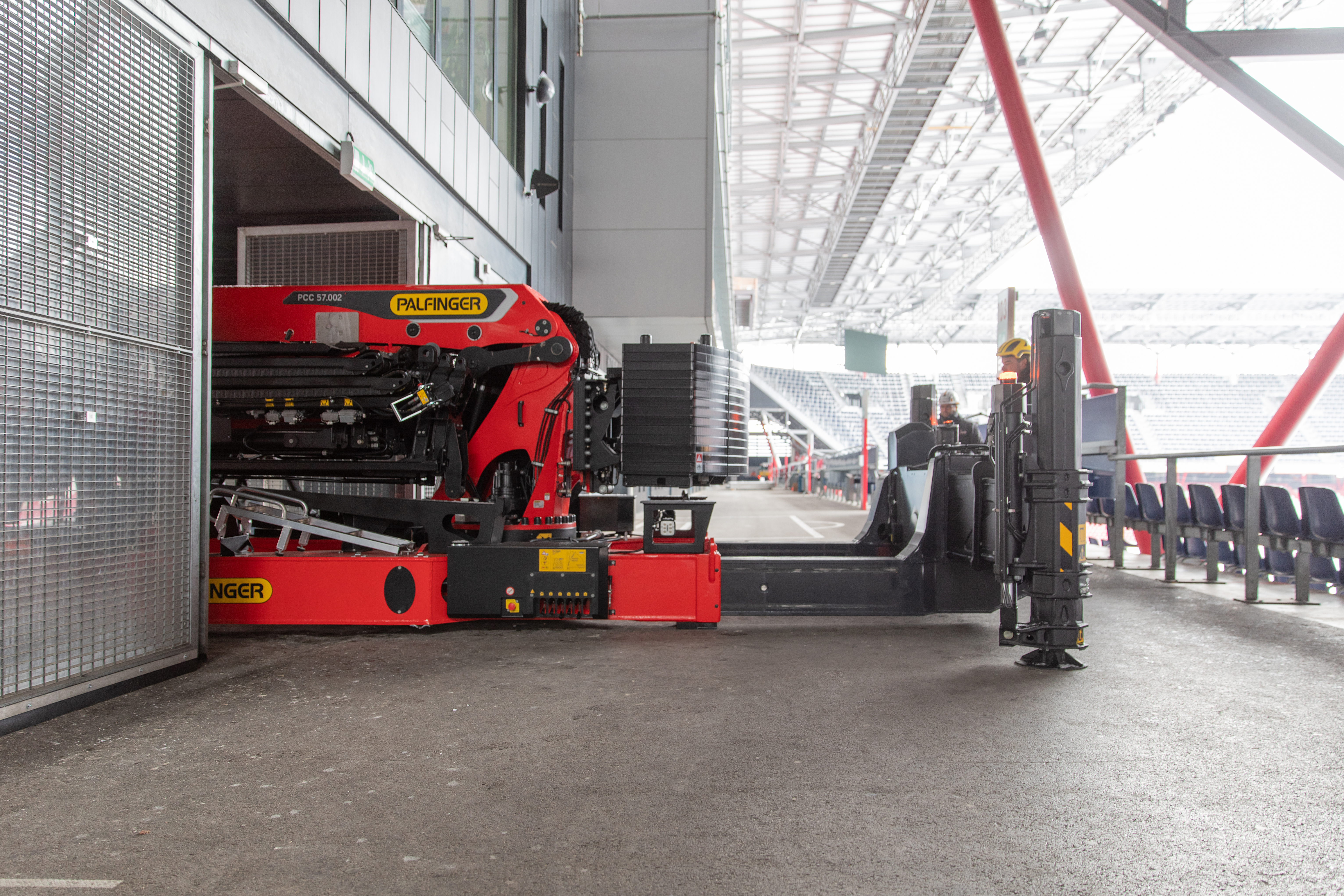 The compact PALFINGER PCC 57.002 crawler crane delivers an impressive performance even in difficult conditions on site.