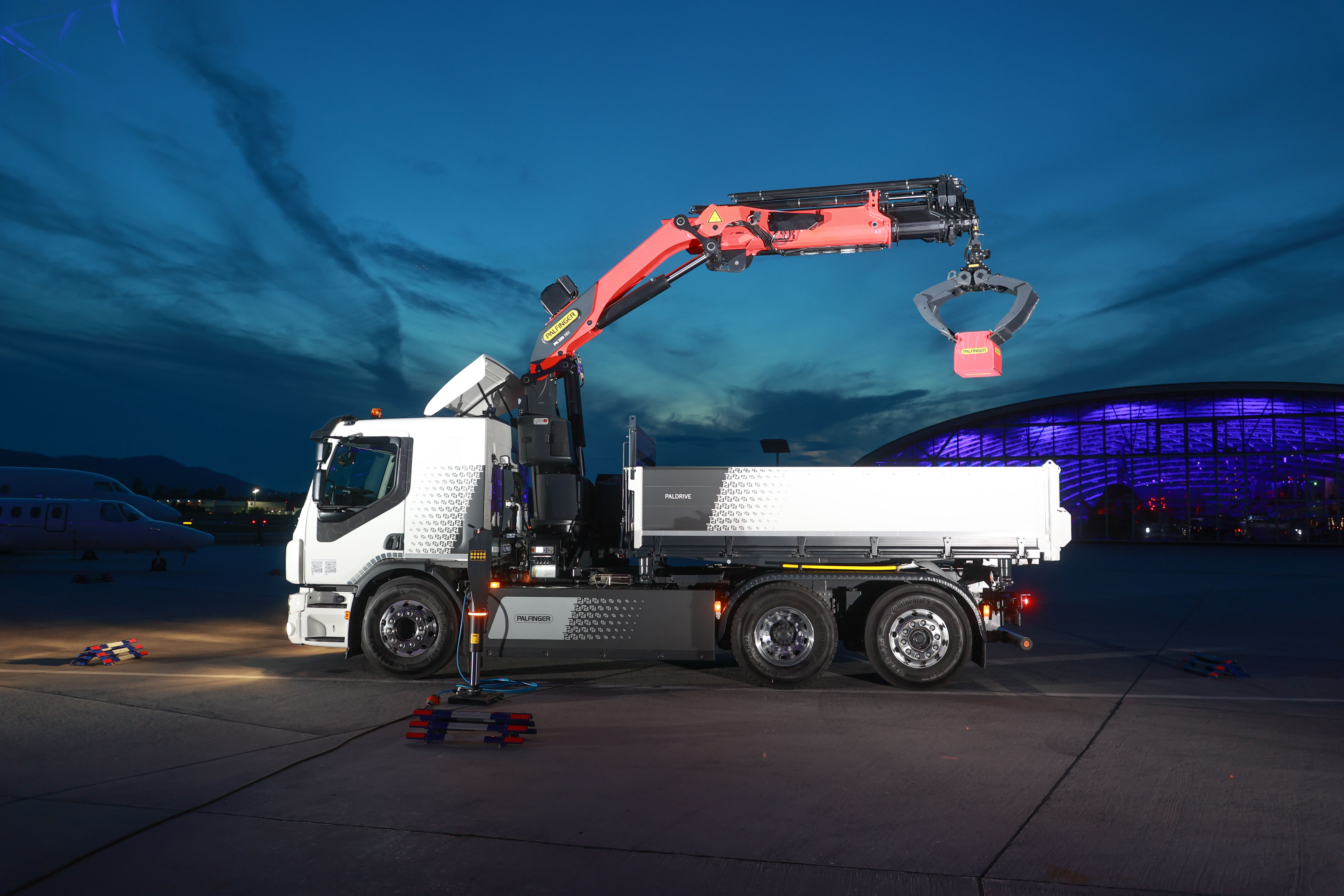 The new PALFINGER TEC cranes are the technological spearhead of the world's leading manufacturer and provider of innovative crane and lifting solutions.