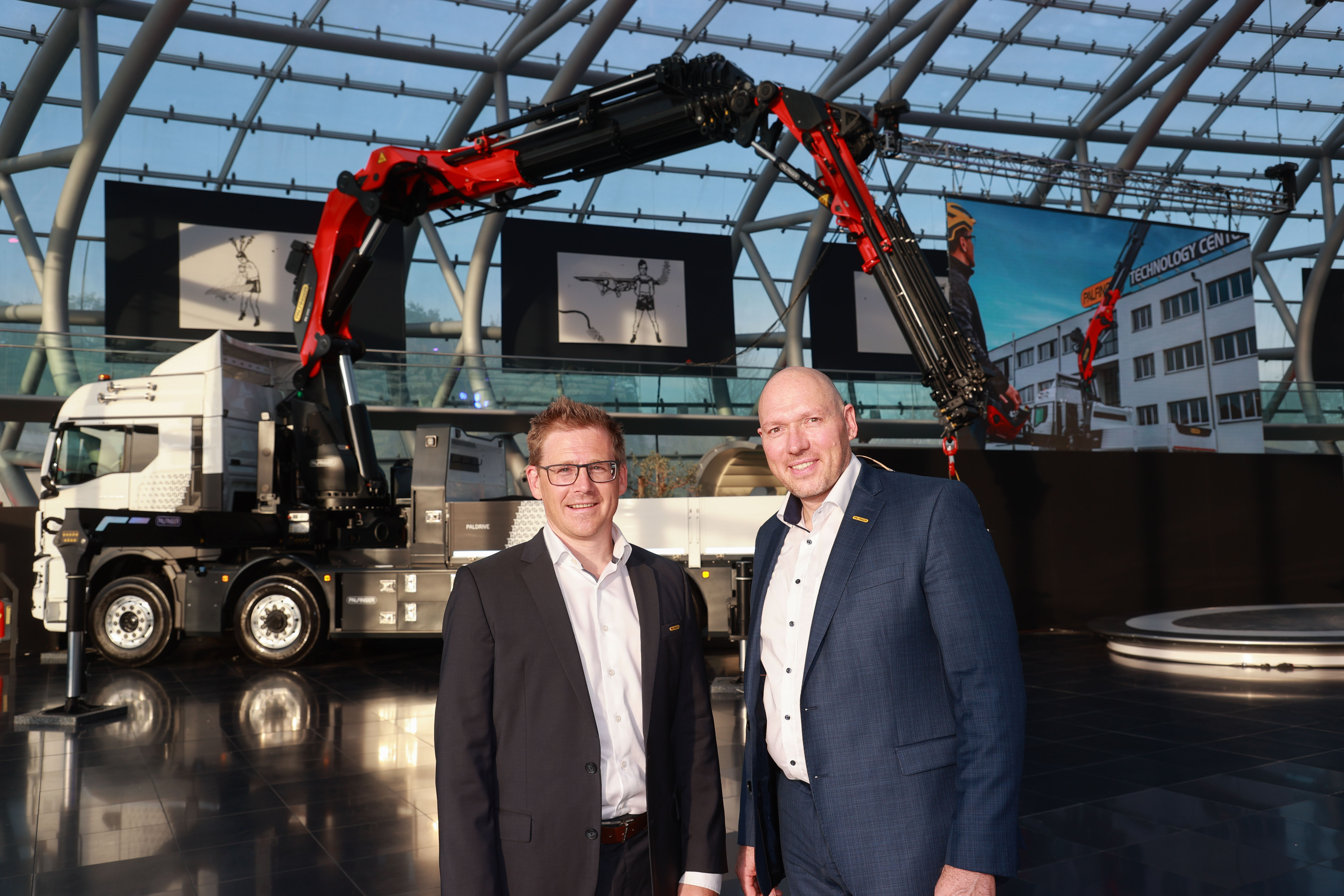 From left to right: Gerhard Auer (Global Product Management Loader Cranes, PALFINGER EUROPE GMBH) and Andre Kluge (VP EMEA Sales & Service, PALFINGER EUROPE GMBH) presented the TEC range.