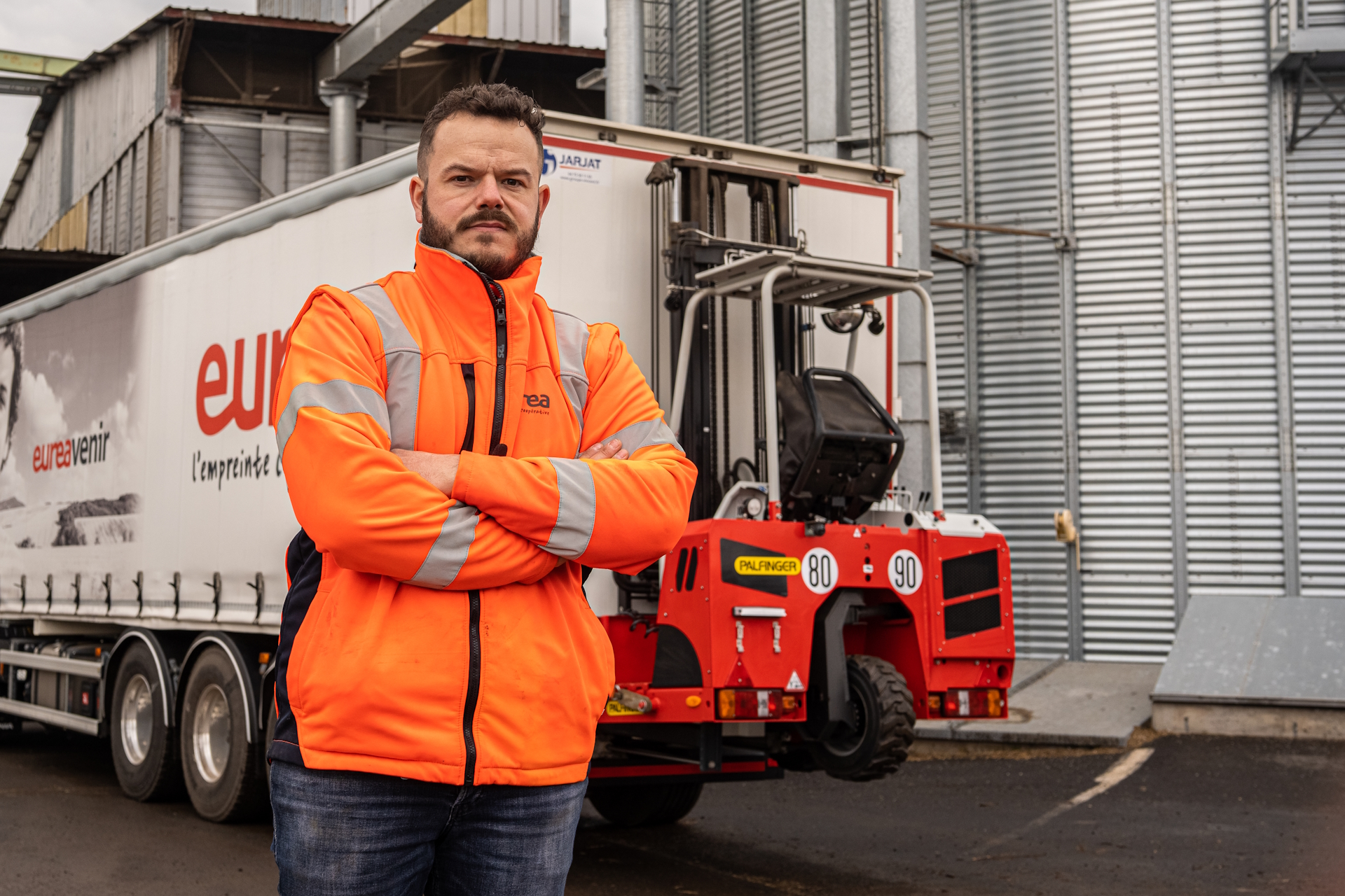 A good team: Christoph Boyer with his PALFINGER truck mounted forklift F3 253.