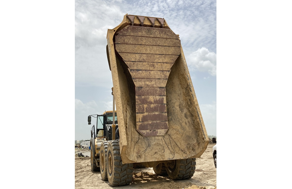 Philippi-Hagenbuch’s Load Ejector System is engineered to address the specific areas of the truck body where material typically builds up, virtually eliminating carryback, effectively increasing load capacity and improving operational efficiency.