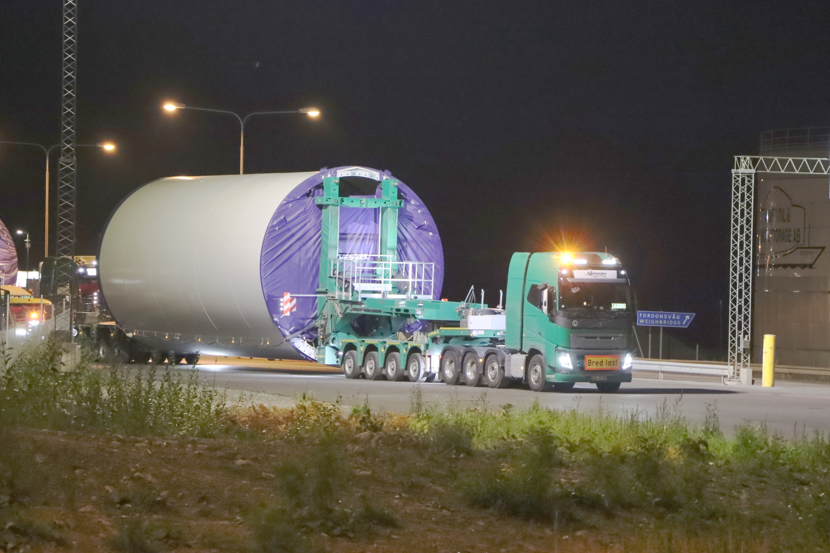 Tower section of an EnVentus V162 turbine on its way to the Riskebo wind farm – with a Goldhofer RA 2-110 in action. <br> Image source: Goldhofer