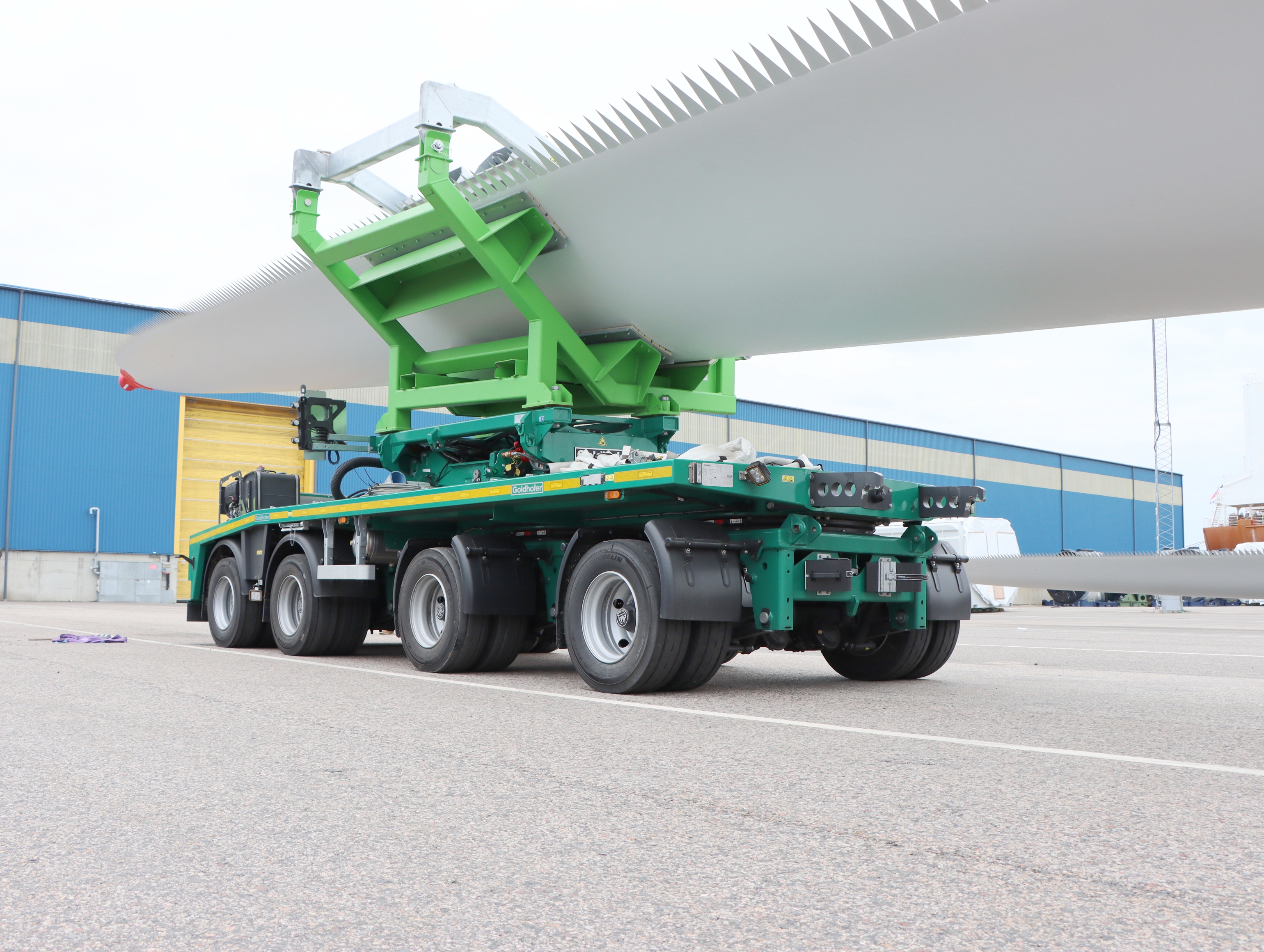 The trailing dolly with pneumatic suspension plus the new Goldhofer Interface and Vestas clamp ensure a smooth ride for the turbine blades. <br> Image source: Gold-hofer