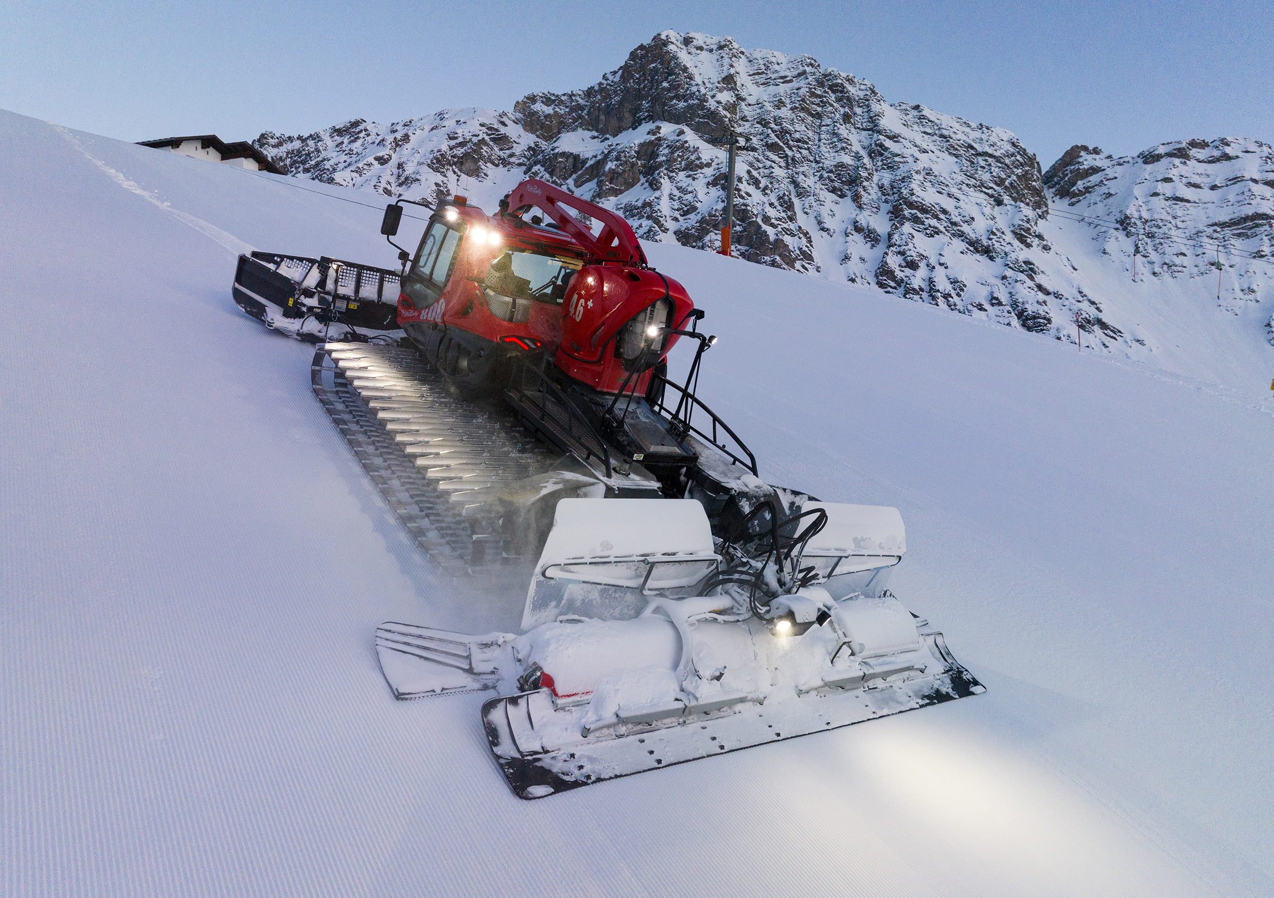 The MAN D3876 for the PistenBully 800 has also been modified for cold start capability, use up to 2,500 metres in altitude without power reduction and extreme lean angles.