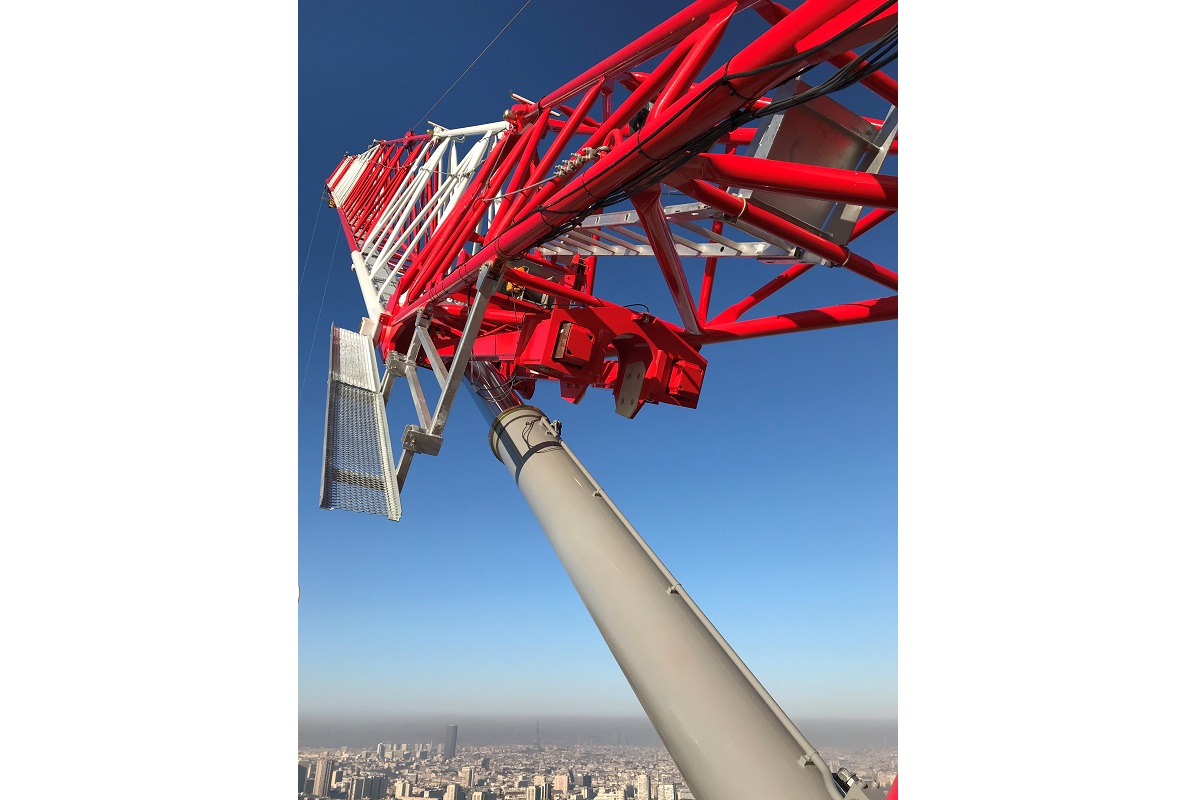 Jib of the Potain MRH 175 used to finalize the structural work on the towers. <br> Image source: MANITOWOC COMPANY, INC.