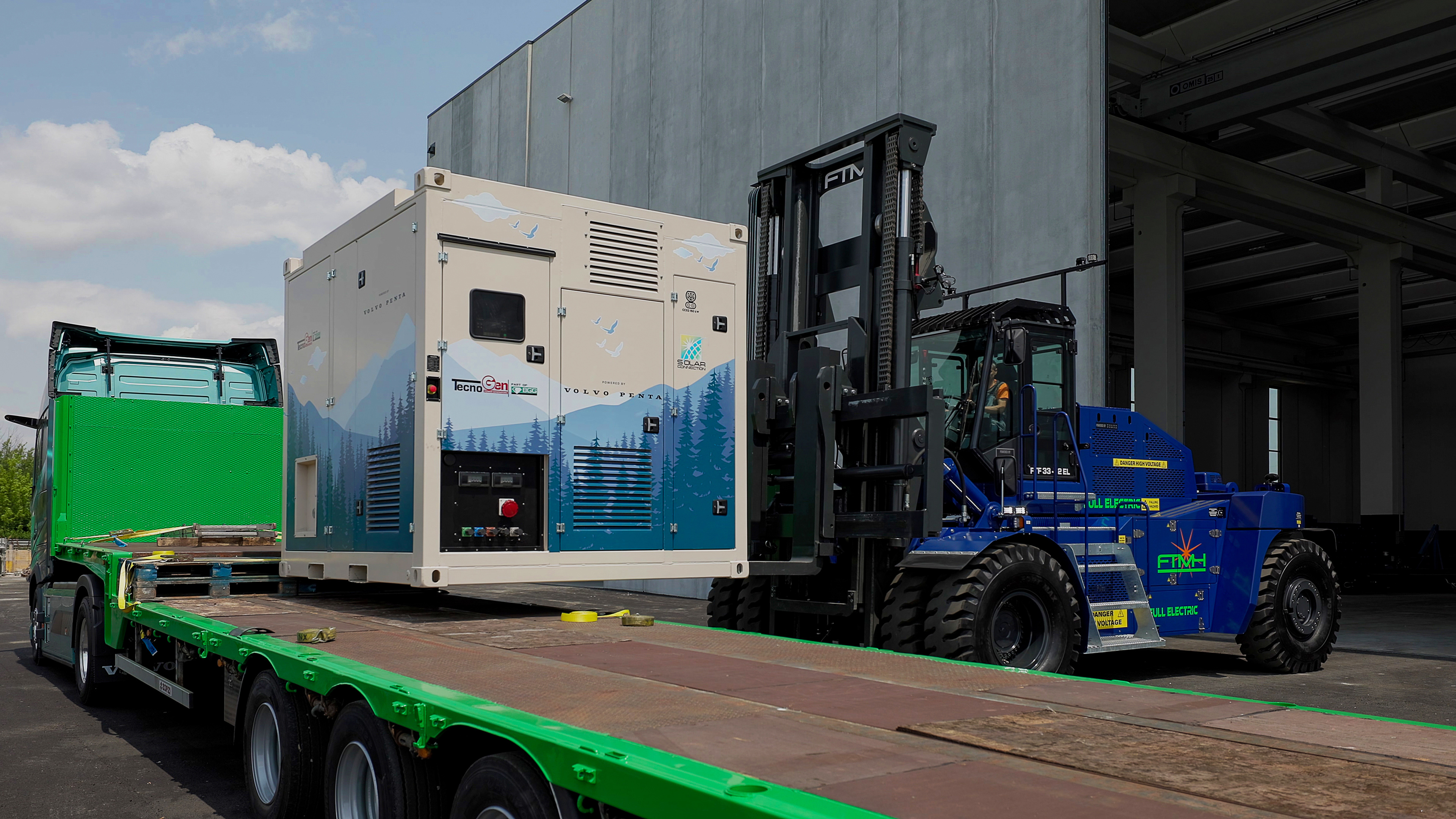 FTMH’s FTF 26-12 EL electric forklift lifts TecnoGen’s BESS with a charging interface. Both applications are powered by Volvo Penta’s battery systems for electromobility and energy storage.