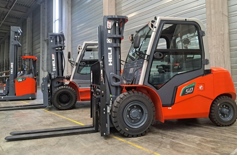 High lift truck H 20 with 24-speed drive, 2,000 kg load capacity and a maximum lifting height of 6,000 mm.