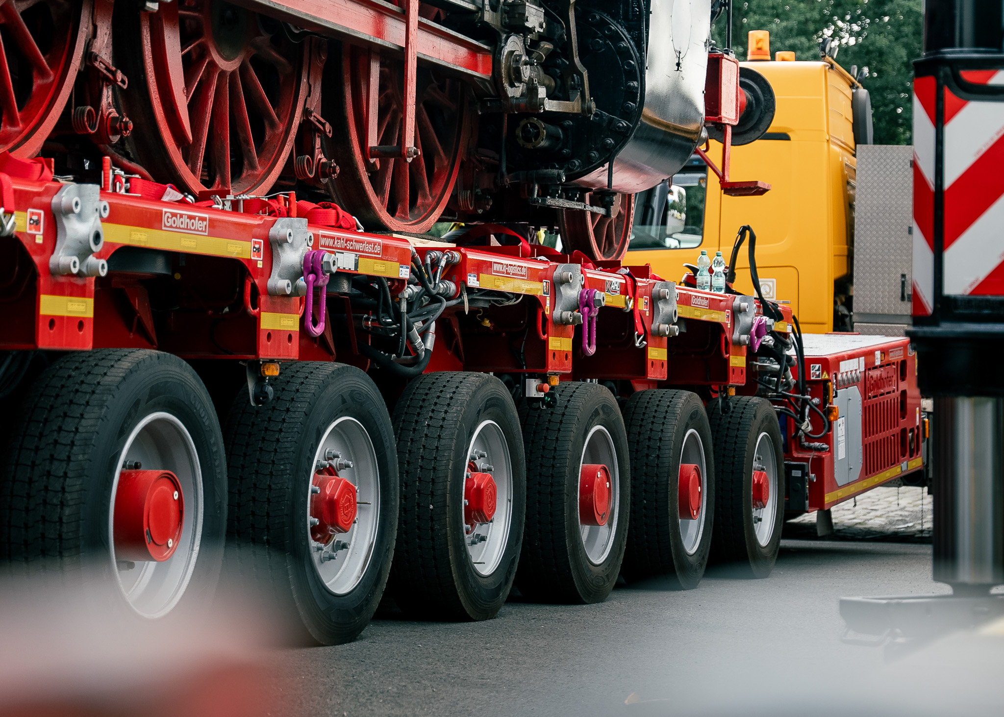 Axle loads up to 132,000 lbs on air-inflated tires without TPMS and no mileage restrictions: Revolutionary PST/ES-E (315) facelift from Goldhofer.