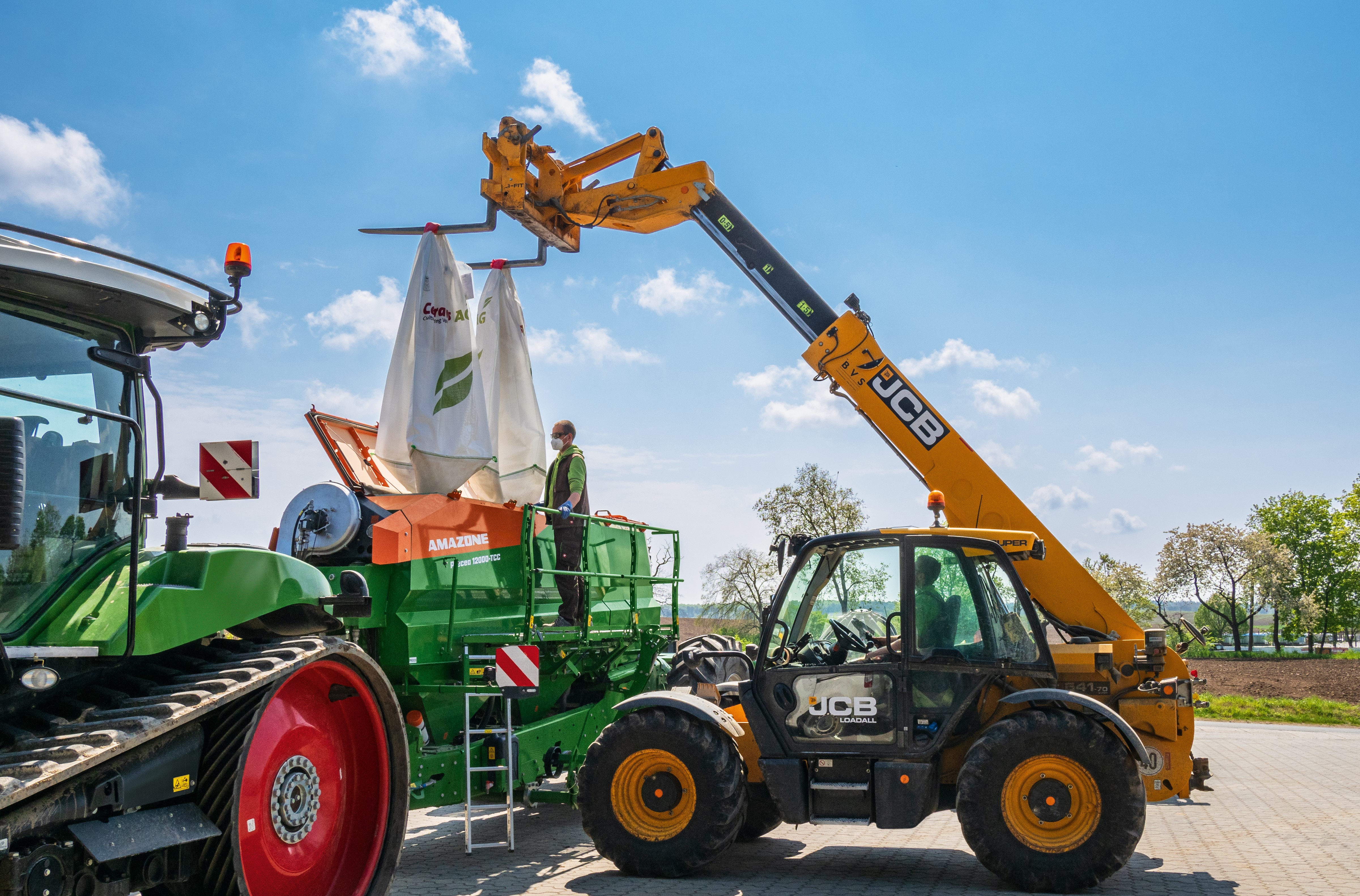 The accessible hopper ensures quick and easy filling.