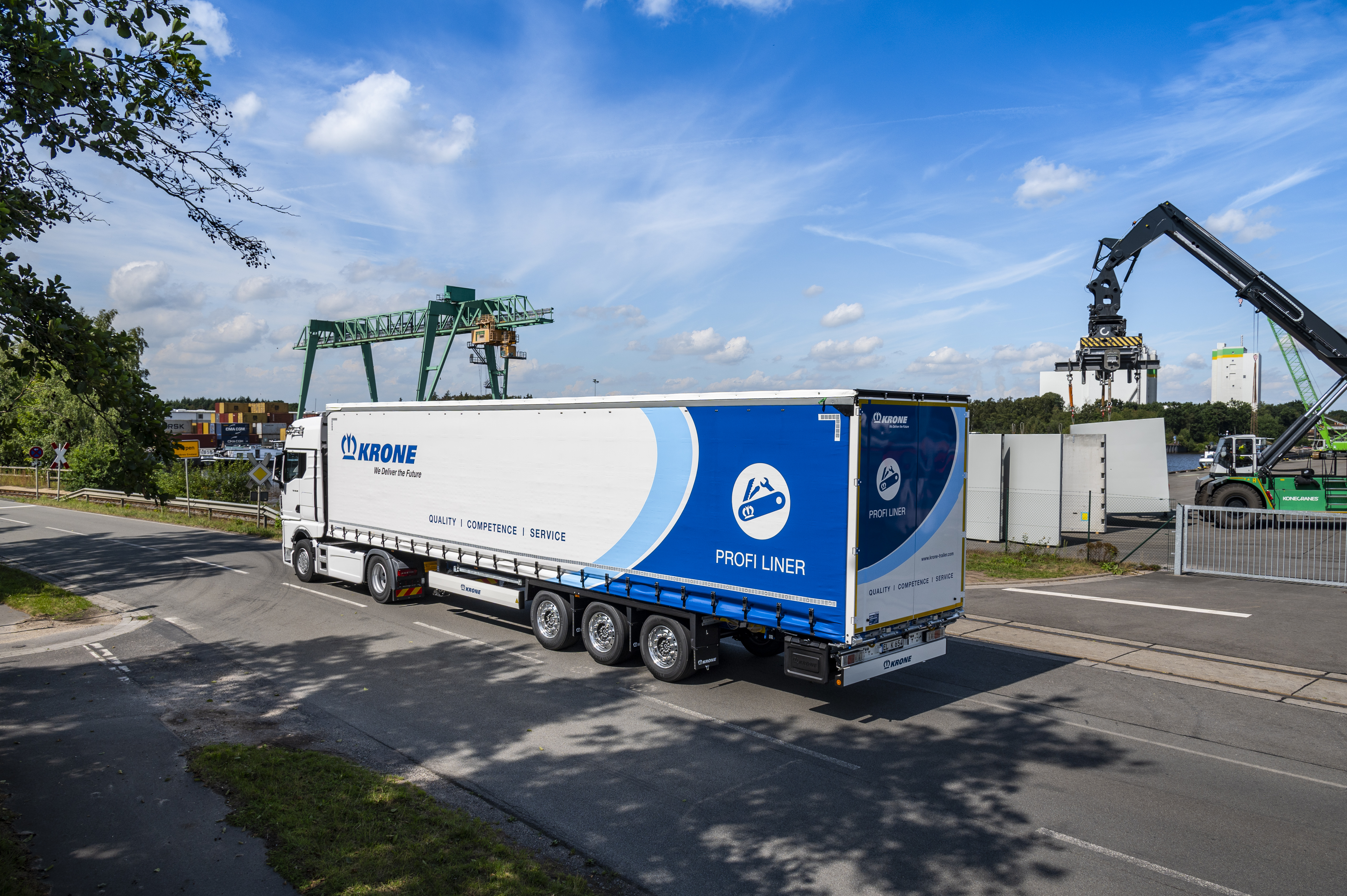 Profi Liner Fahraufnahme Hafen