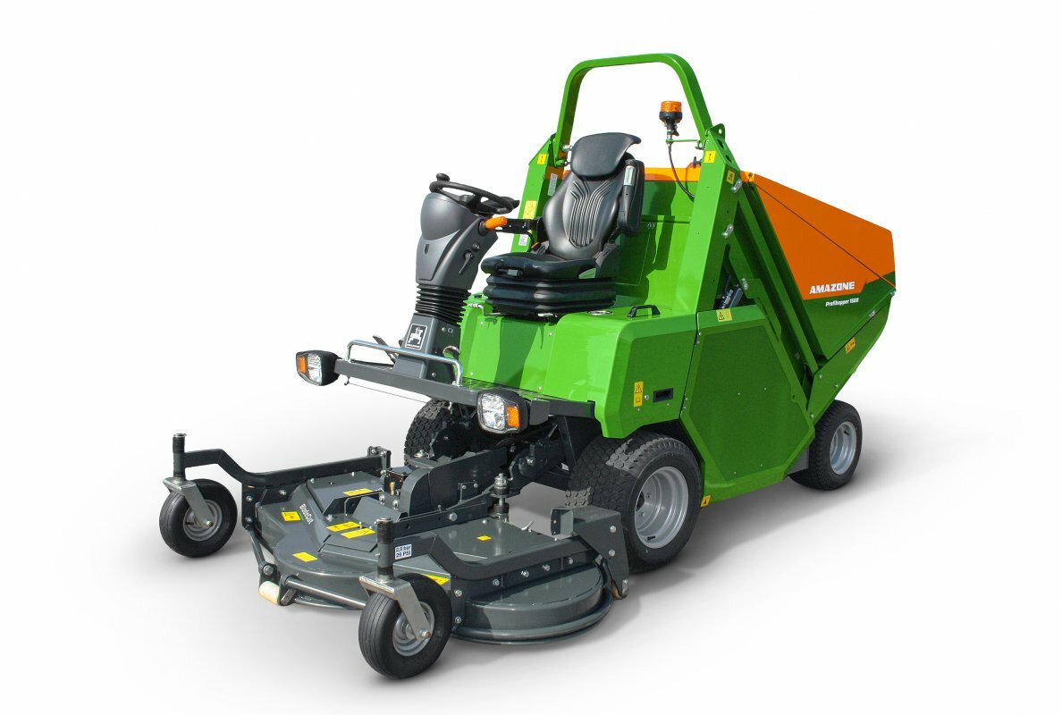 AMAZONE now offers the BladeCut rotary mower for the self-propelled Profihopper 1500.