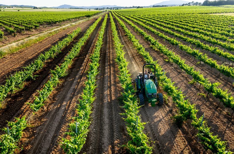 John Deere Introduces New 5EN Tractor Series: Compact Power for Specialty Farming
