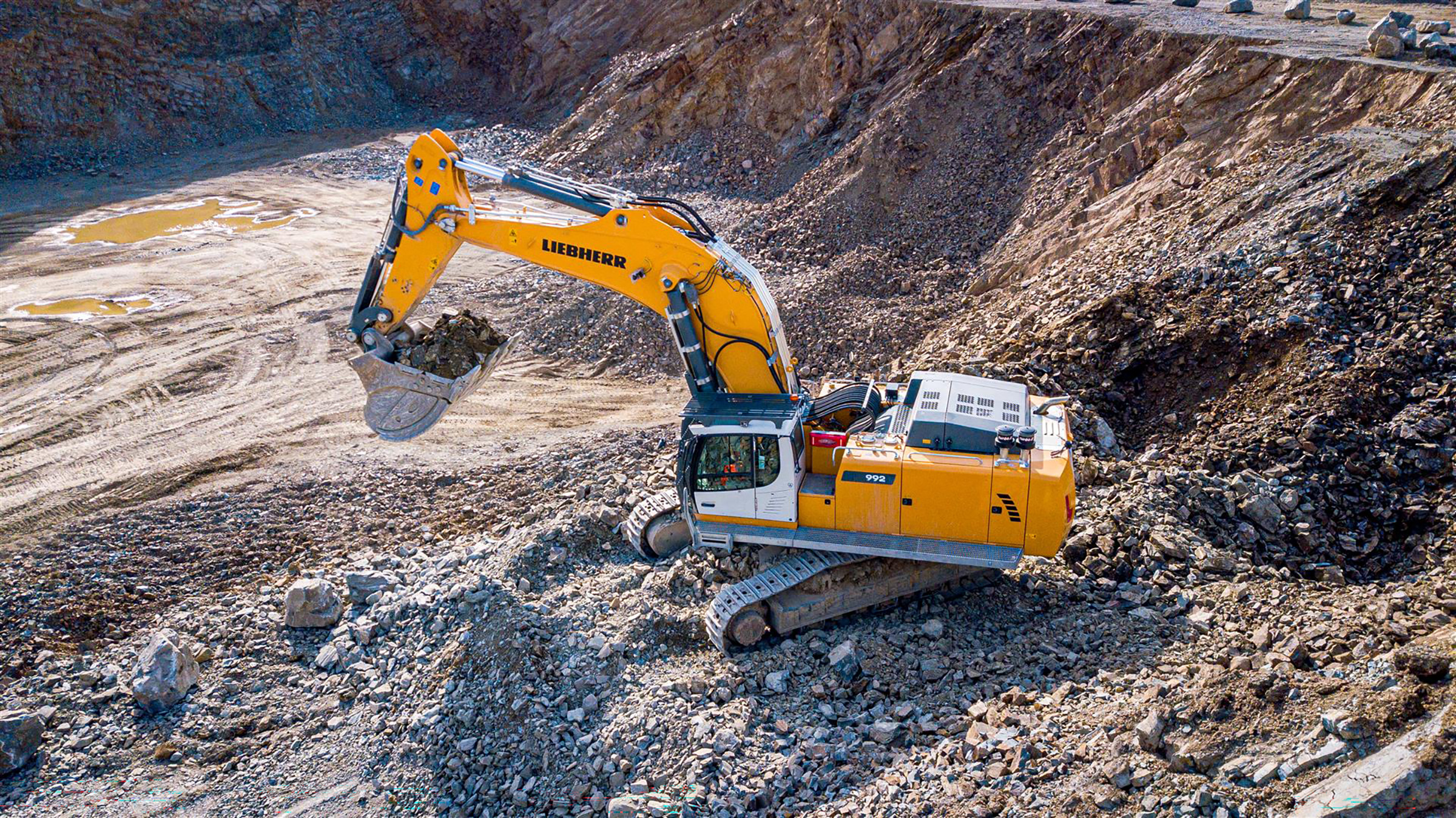 The Colas R 992 crawler excavator is specially equipped for the client’s application.