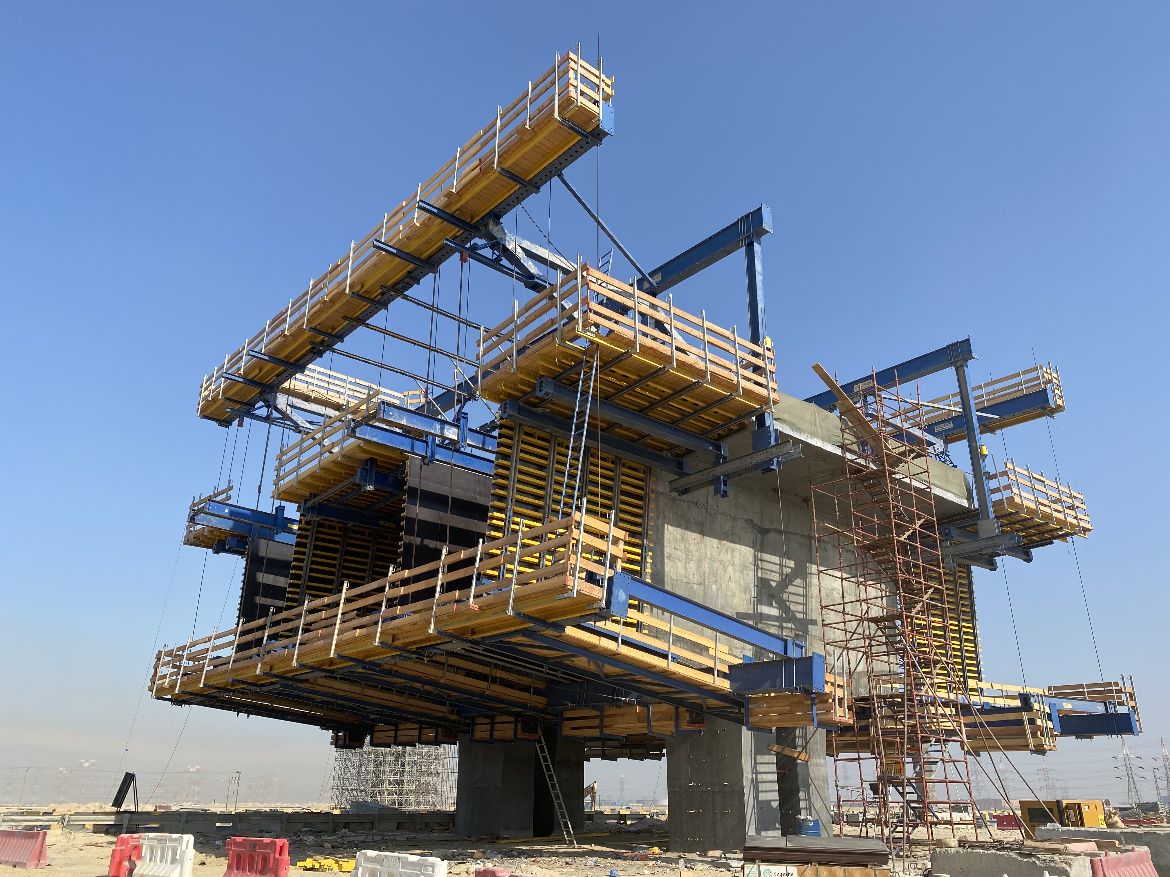 The Doka Cantilever Forming Traveller offers formwork and shoring from a single source. The ideal balance between support structure and formwork enables the construction of 470 m of the main bridge.