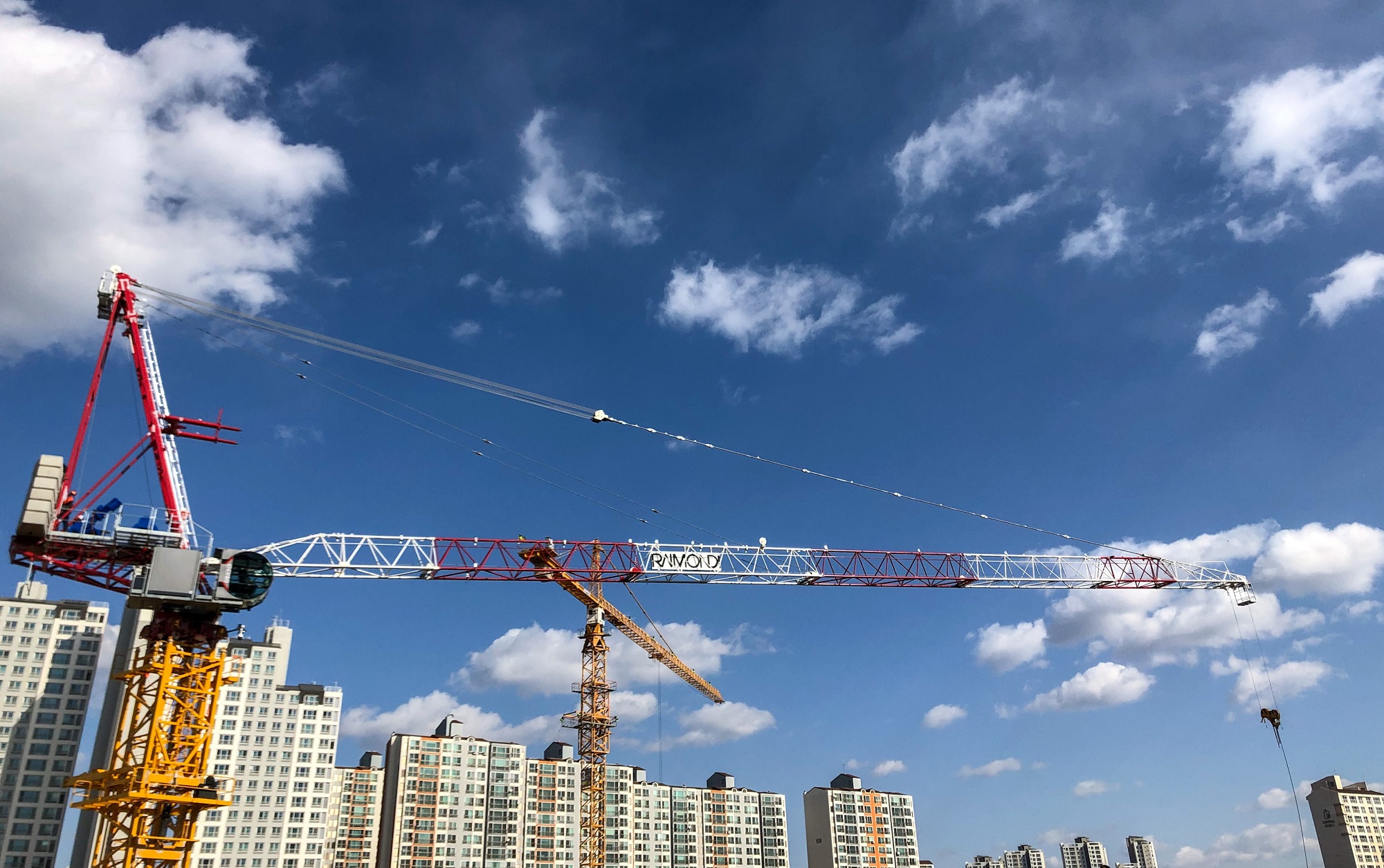 Raimondi LR273 luffing crane at work in Korea