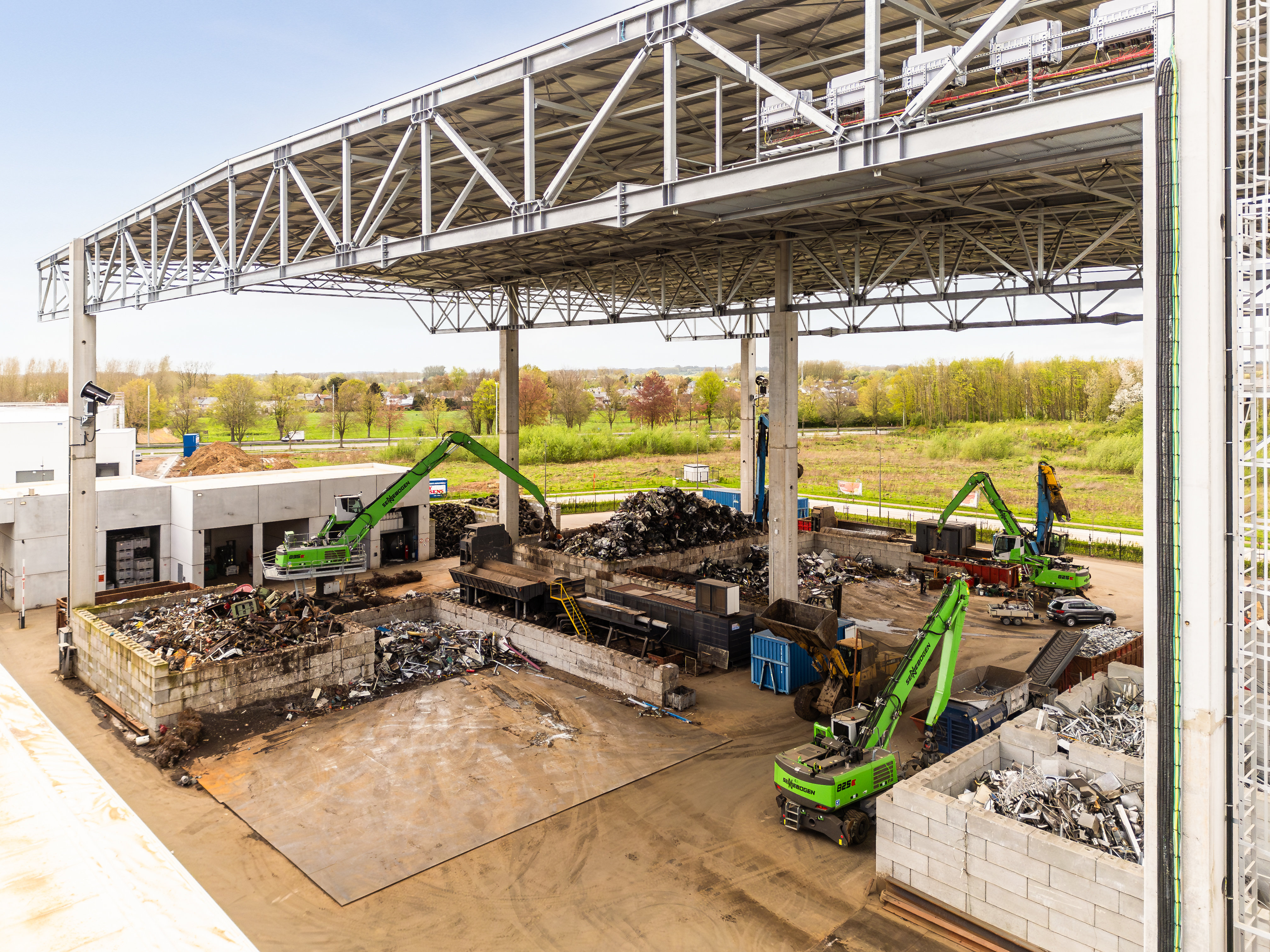 The SENNEBOGEN machines support the sorting of scrap. 