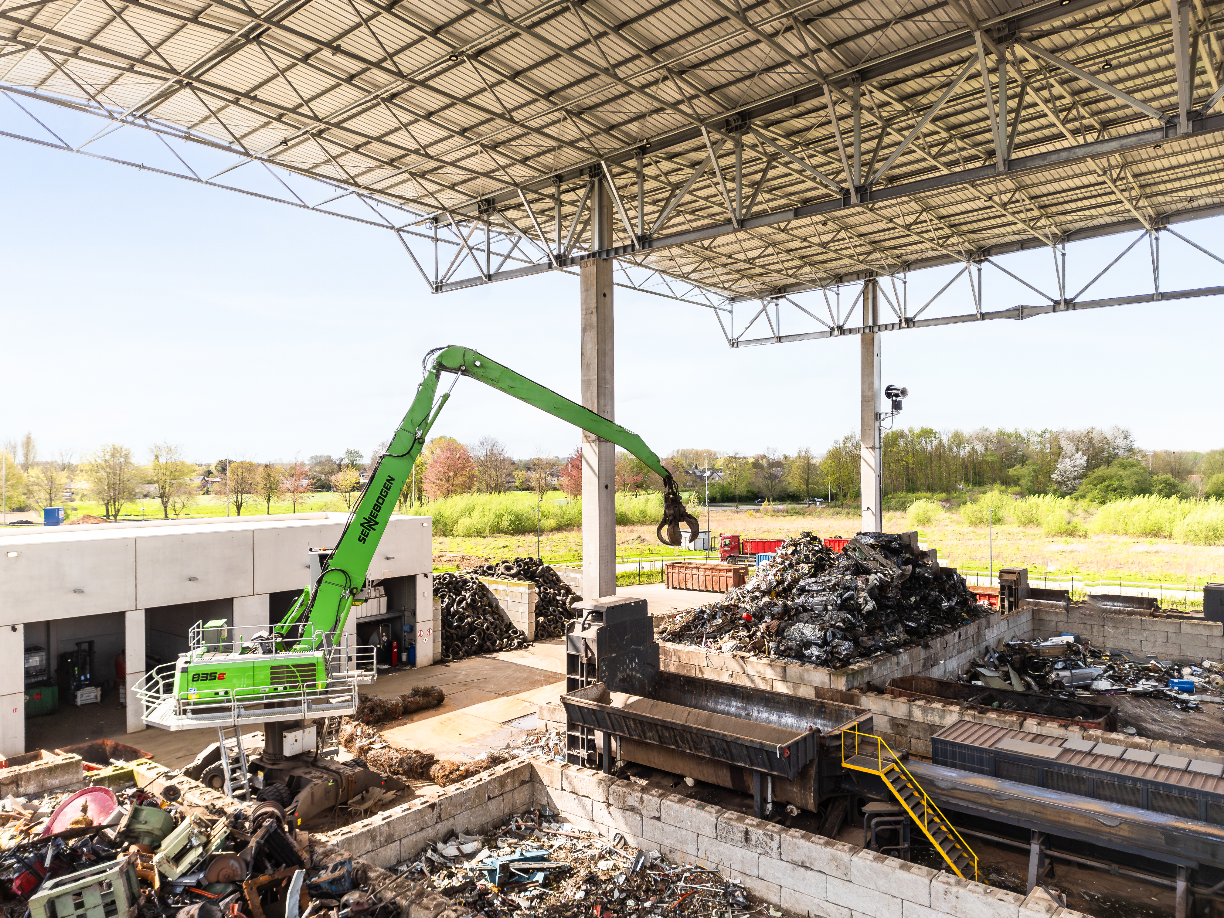 The pylon on the Sennebogen model 835 E provides a better view of the working environment.