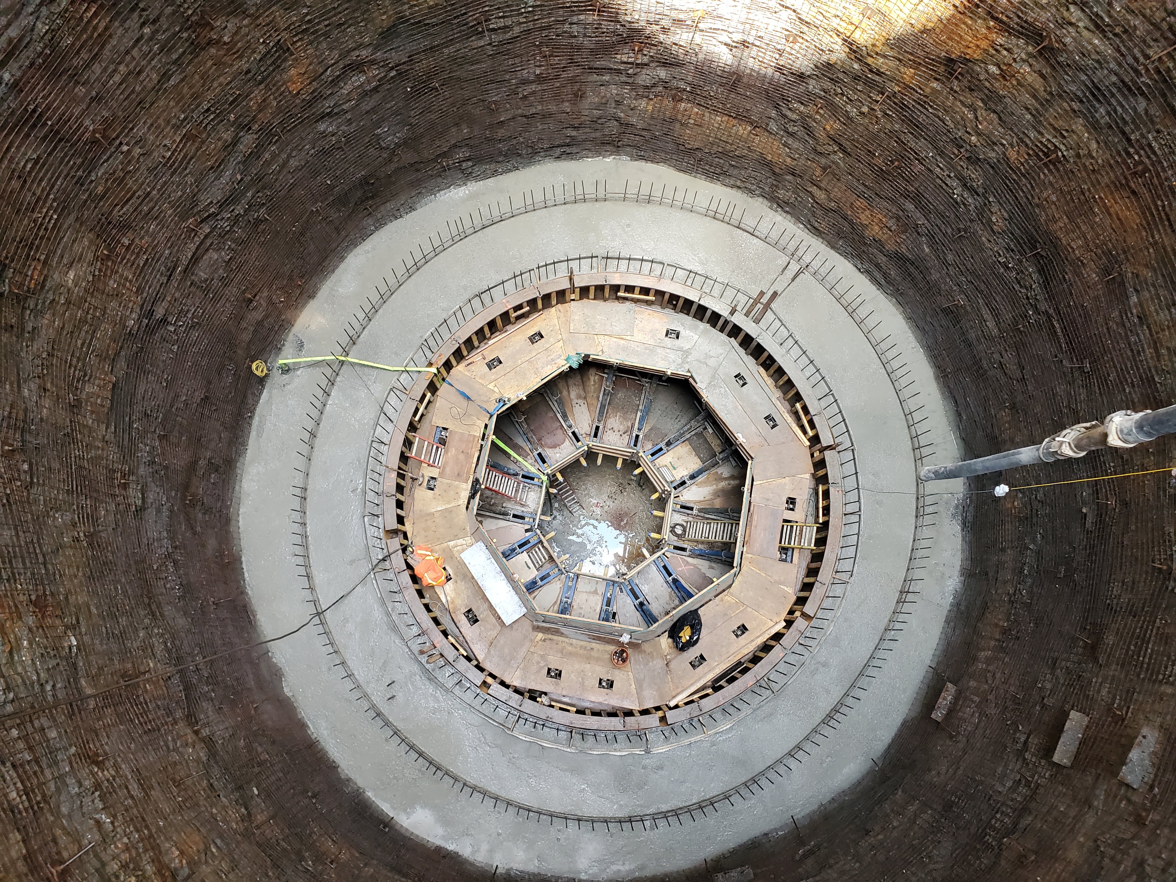 In this case of a sanitary trunk sewer shaft, the use of DokaXact reduced the pouring time by 5 hours.