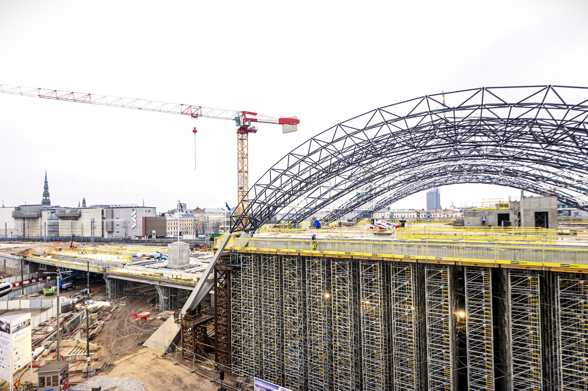 Doka products play a key role in constructing the wide-span steel structure and huge glazed roof of the Central Station.
