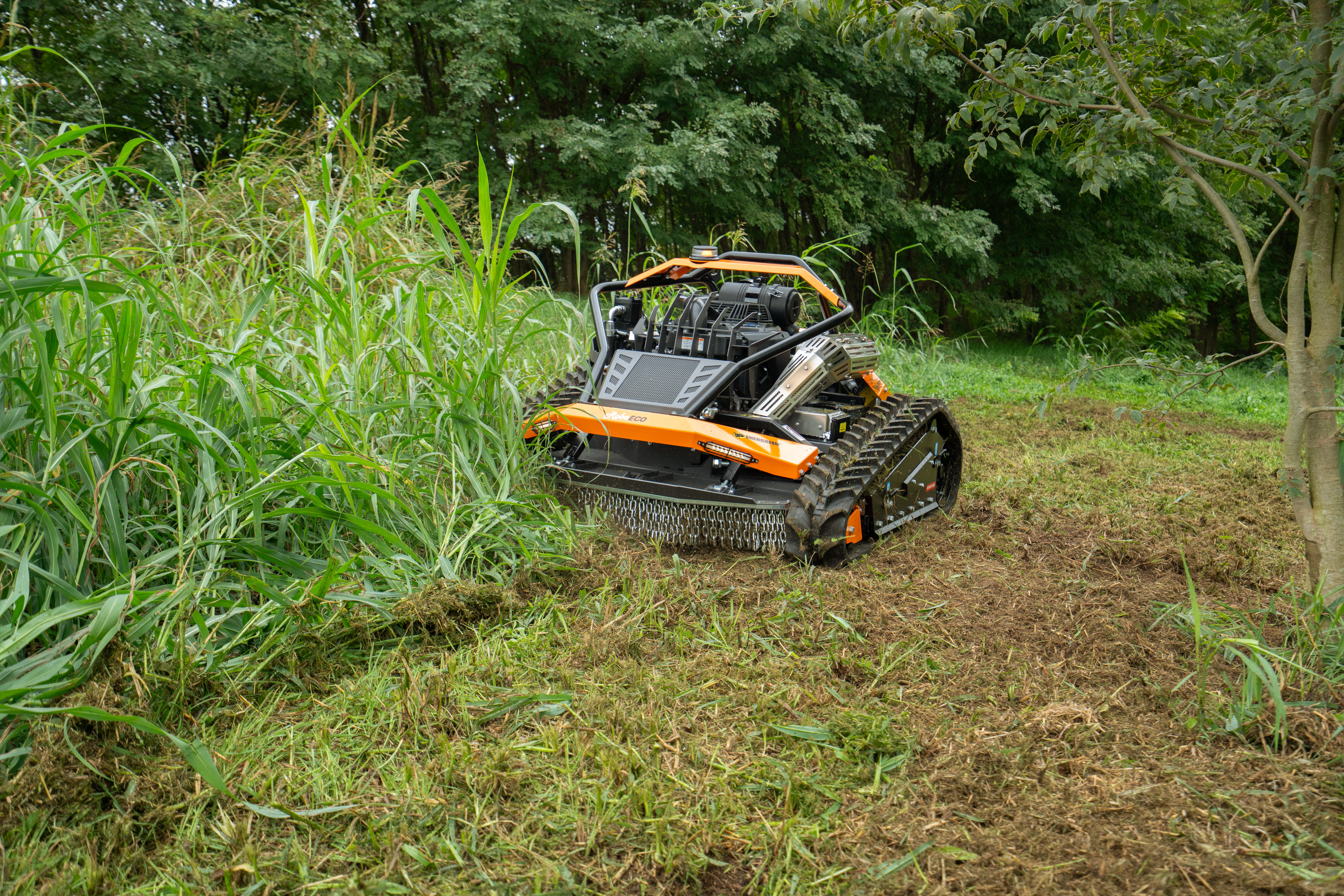 RoboECO is a lighter, compact solution dedicated to grass mowing on steep terrain