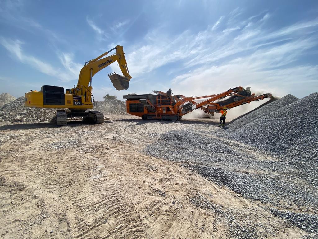 Crushing dolomite limestone with the Rockster impact crusher R1100S to 0 / 32mm. The high-quality, cubic final material is later sold for cement production.
