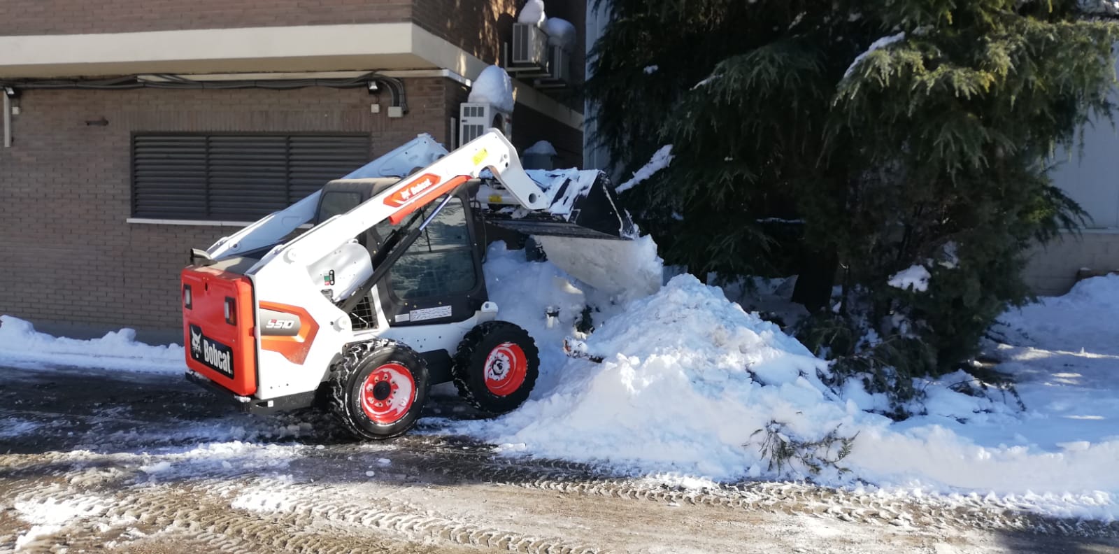 Bobcat Machines Remove Surprise Snow in Madrid