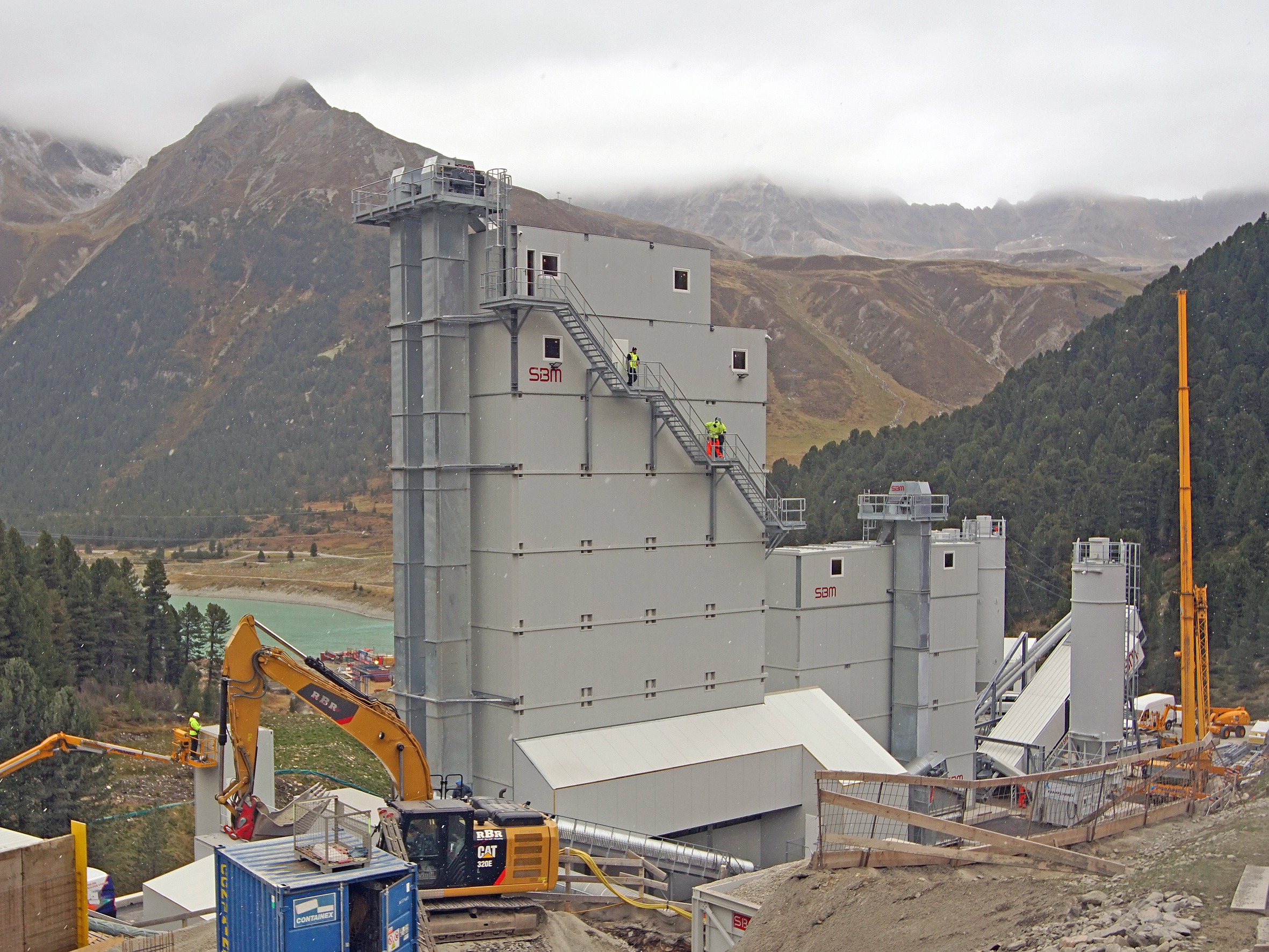 Since October the new container-mobile SBM mineral processing concept GRAVEX has proven its worth at the construction of the new storage power station in Kühtai, high up in the Tyrolean Alps.