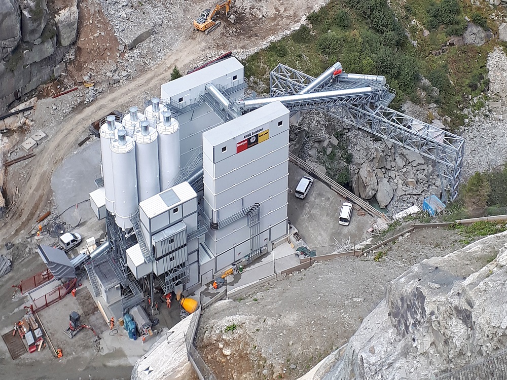 The two highly compact LINEMIX 3500 CM 800-6 H units only take up around 650 m² of floor space. Together, both systems guarantee daily peaks of around 900 m³ of hardened concrete.