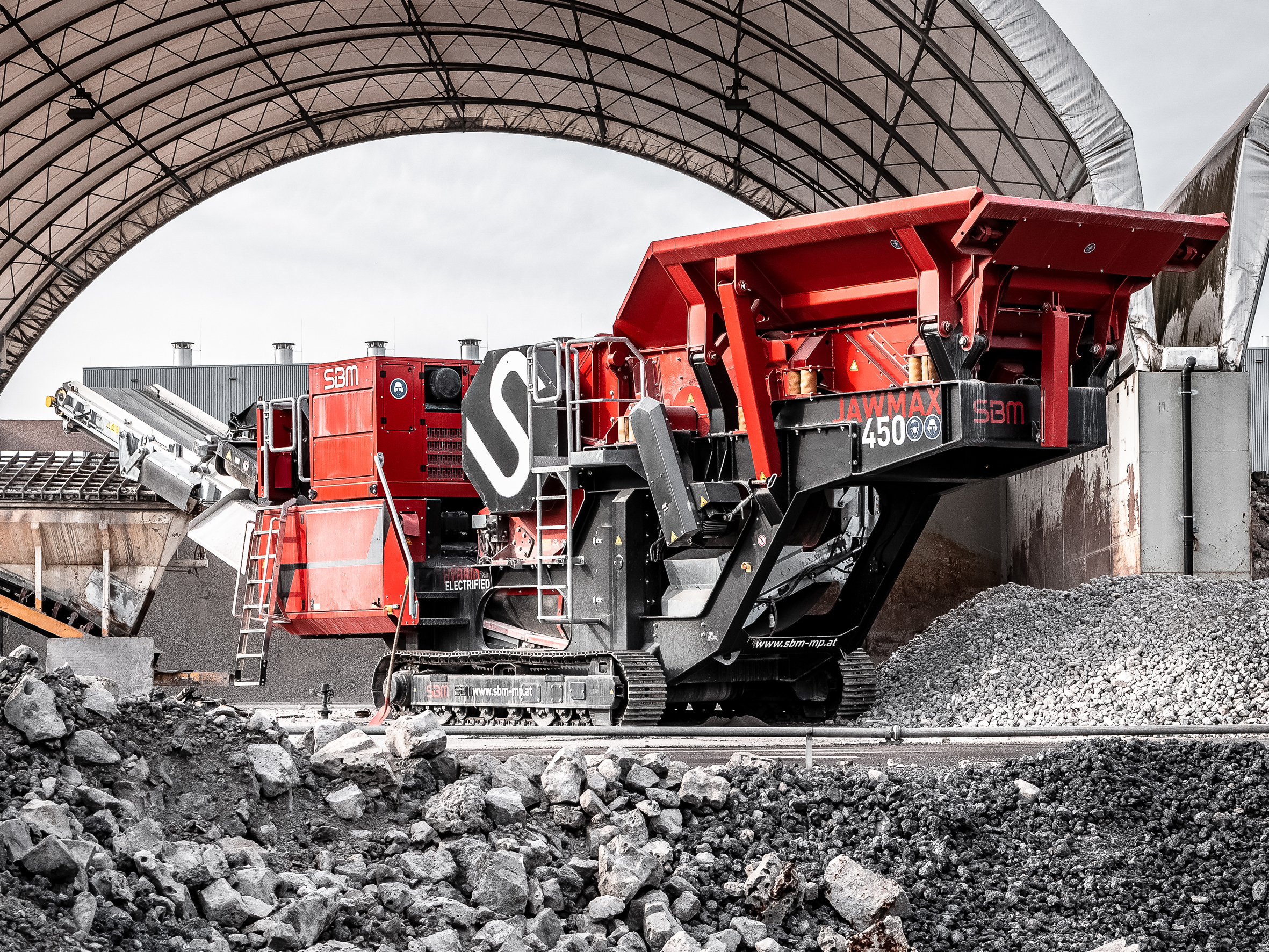 High mobility for fast relocations between and on construction sites is a defining feature of the JAWMAX 450 jaw crusher.