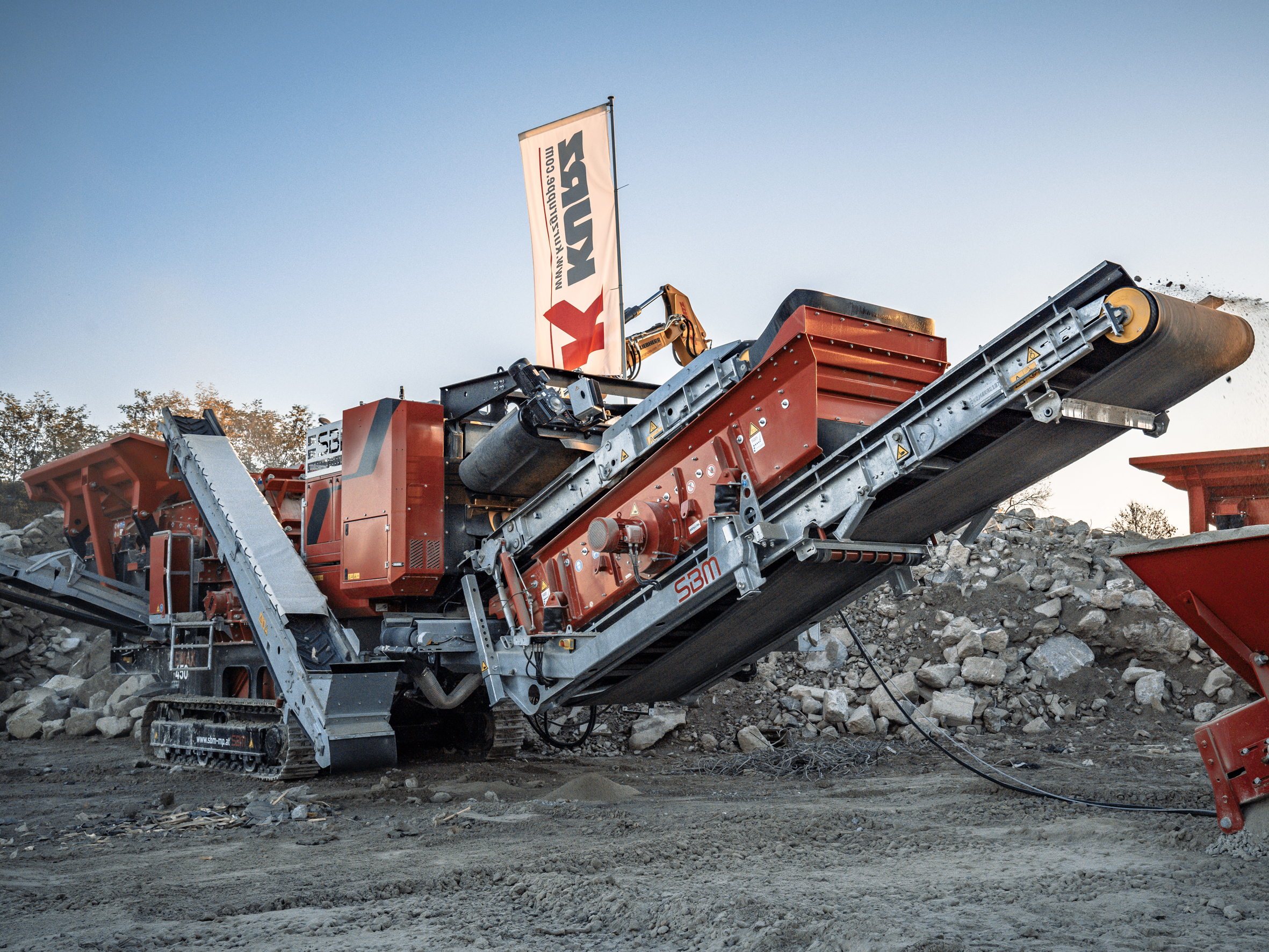 At its parallel large-scale demonstration at the nearby Obermayr gravel pit, the German SBM dealer Kurz presented, among other plants, the REMAX 450 impact crusher.