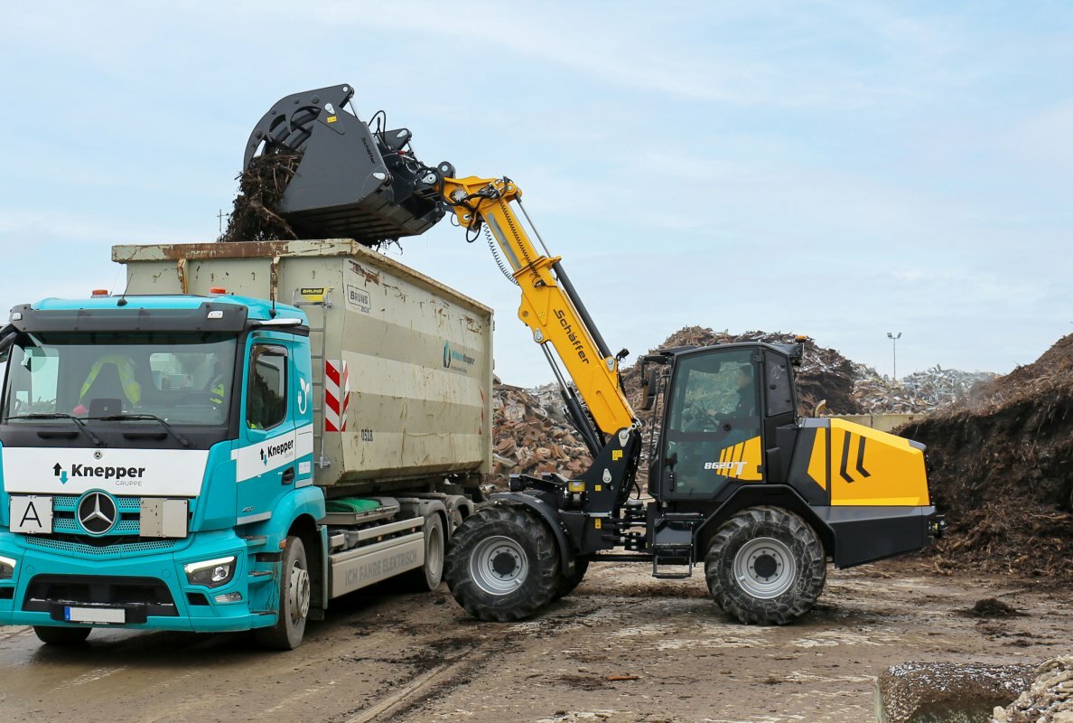 The new telescopic wheel loader 8620 T-3 at work in a recycling facility: The new, comfortable cab and the innovative assistance systems ensure greater efficiency for daily use.