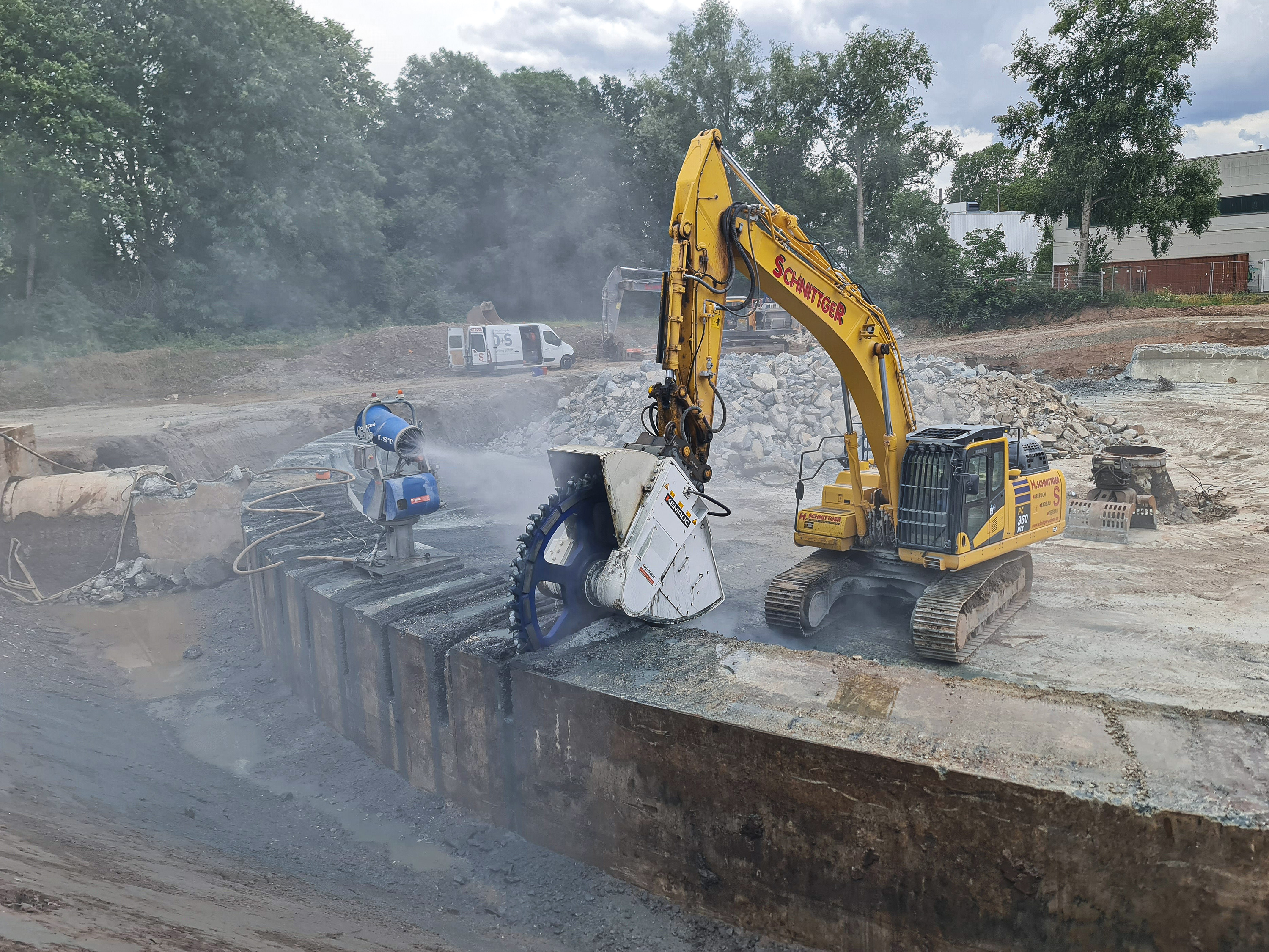 Demolition using an excavator with a DMW 220 cutter wheel
