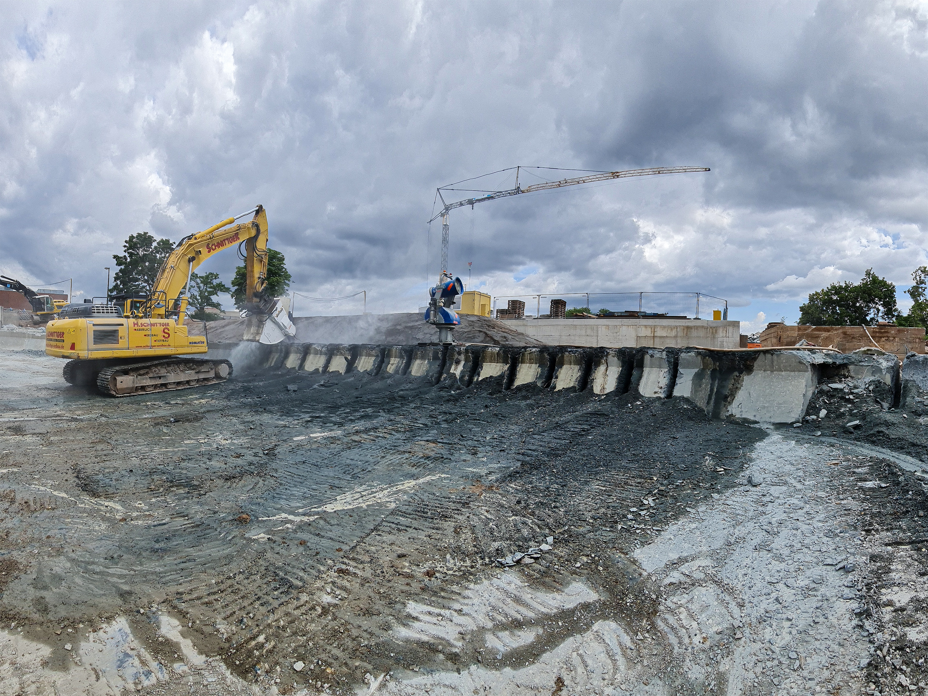At the Kassel sewage treatment plant, rainwater overflow basins are being replaced. Schnittger cut through the huge, ring-shaped rim of the basin with a KEMROC DMW 220 cutter wheel on a 40-tonne excavator.