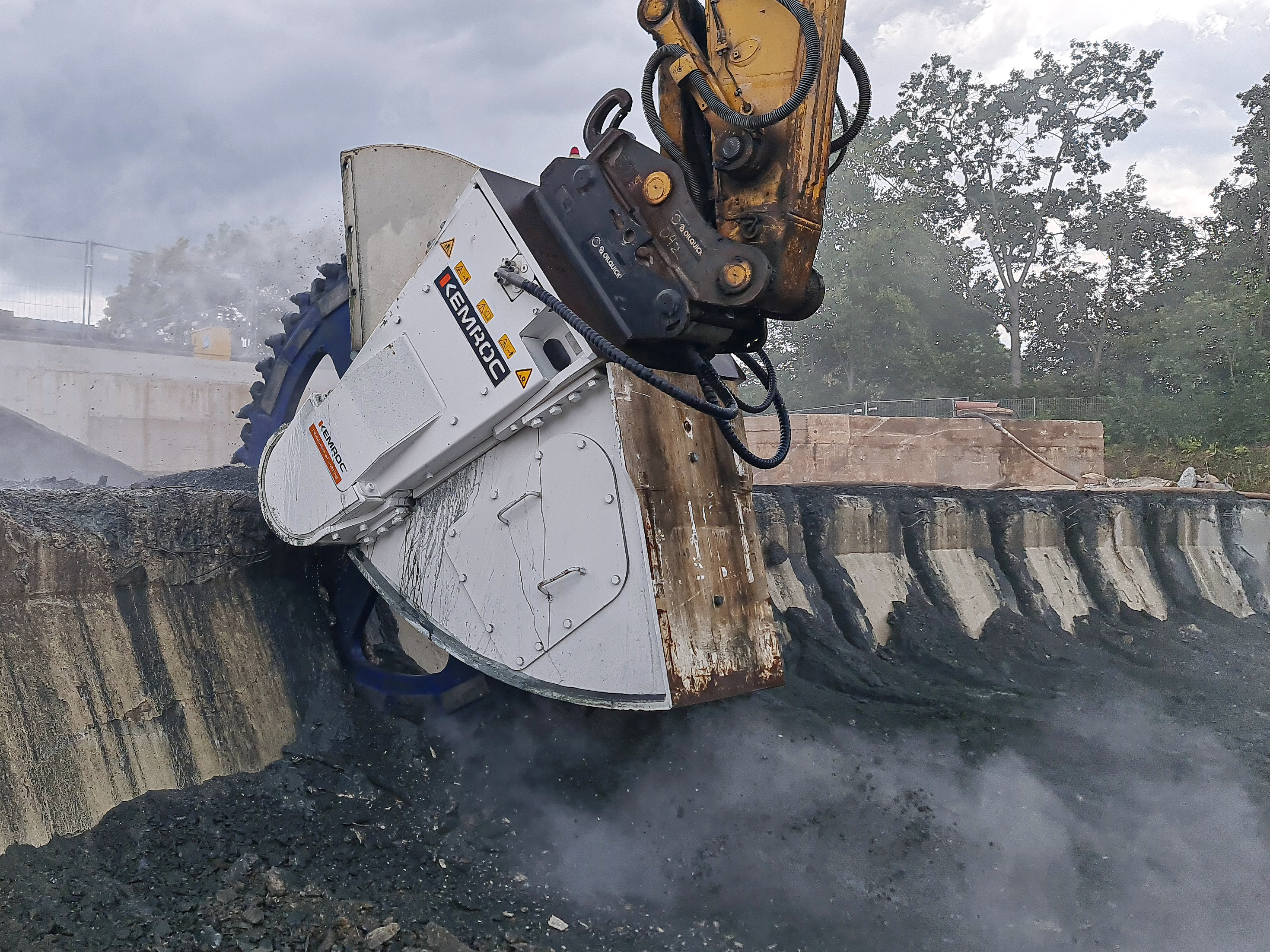 Using the cutter wheel followed by a shearer, the concrete structure was demolished with minimal noise and vibration and, moreover, with high productivity. 