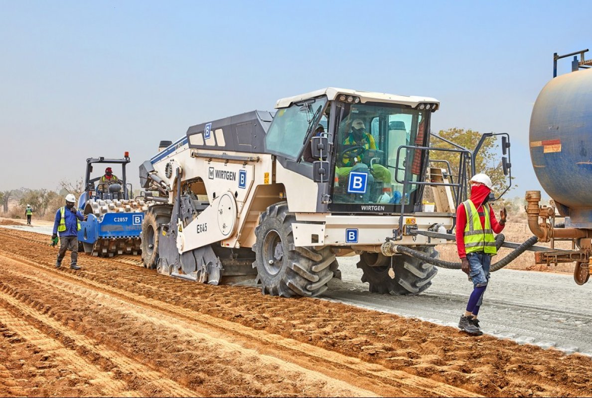 e Wirtgen soil stabilisers homogeneously mix the previously distributed cement into the road bed at the required depth. Regulated by the speed of the machine, a spray bar automatically adds the required amount of water to the cement. 