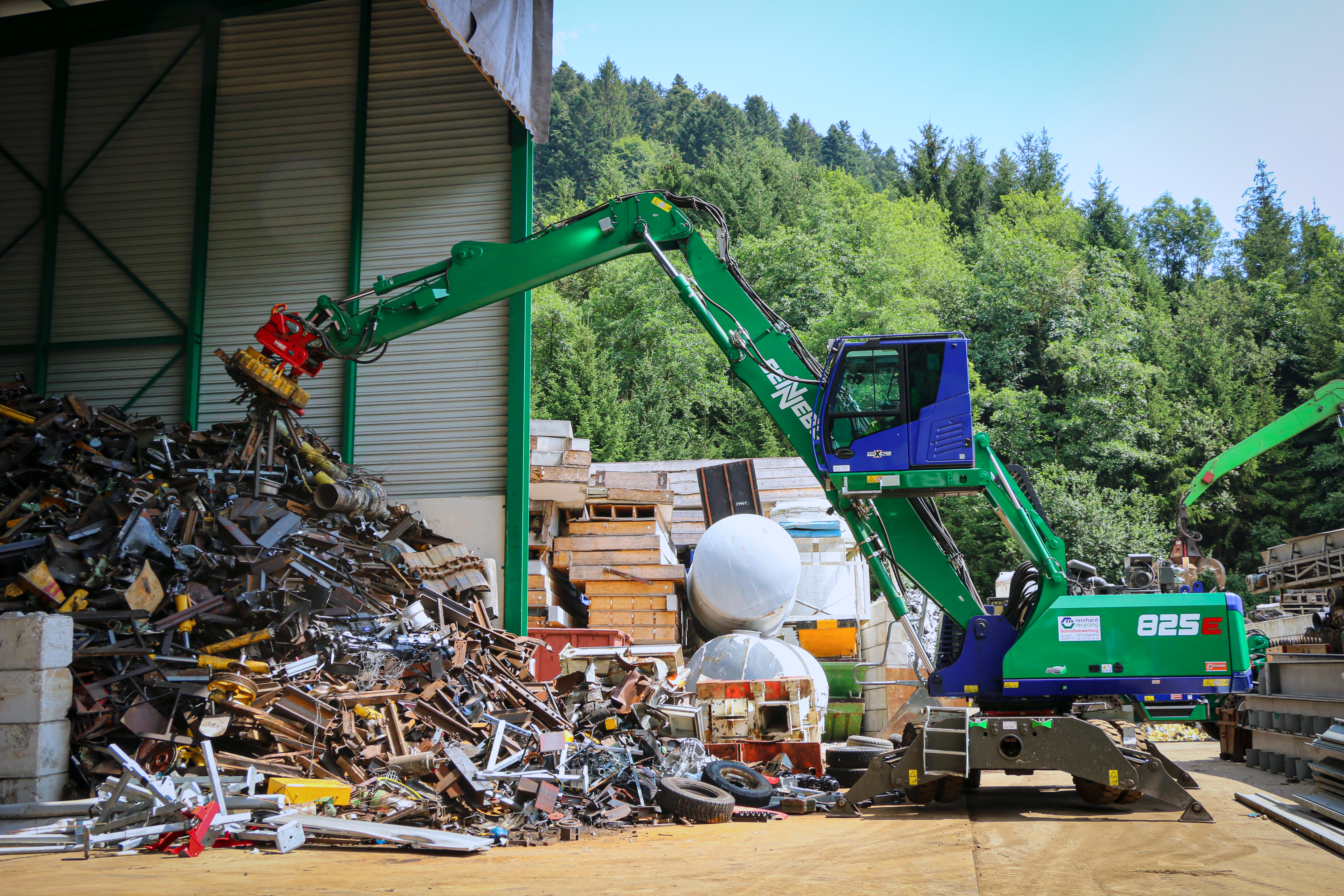 Mobile material handler SENNEBOGEN 825 E: Flexible use with either magnet or sorting grab thanks to quick coupler on the grab stick 