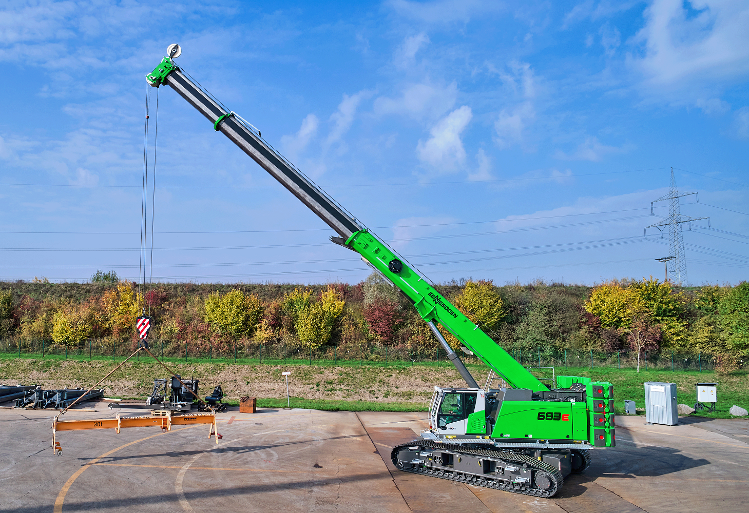 With the market launch of the new 683 E, SENNEBOGEN unveils its new 80-metric-ton crawler telescopic crane. The new machine complements the existing product portfolio perfectly and attracts particular interest due to its boom length of up to 57 m and numerous equipment variants.