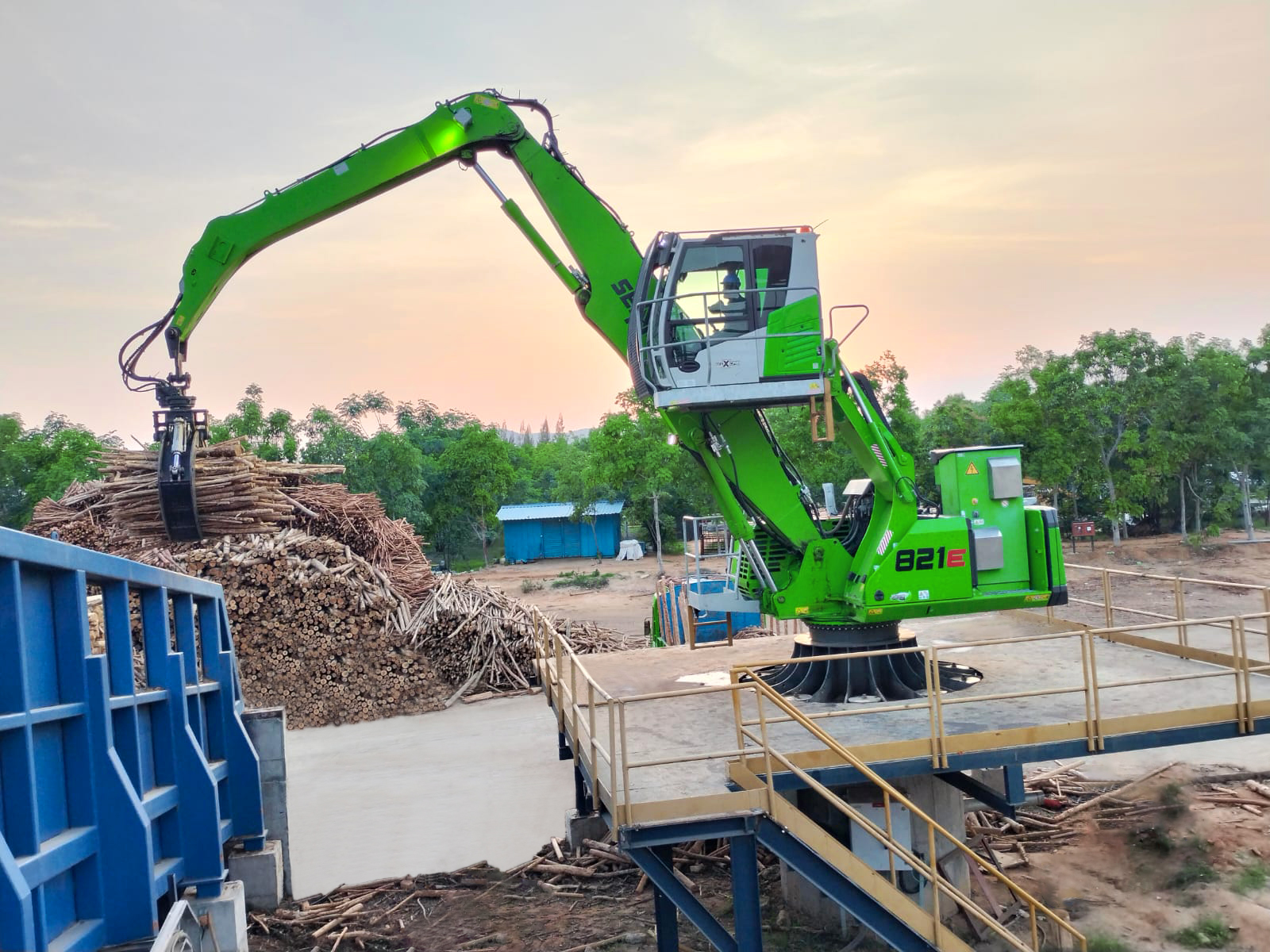 Efficient timber handling: The stationary 821 E Electro proves its high handling capacity when feeding the conveyor belt with logs.