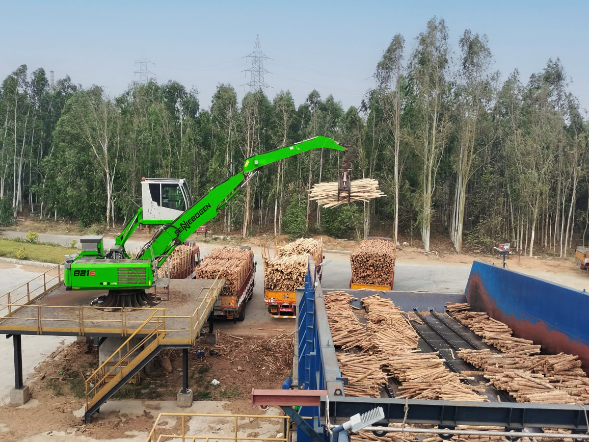 Efficient timber handling: The stationary 821 E Electro proves its high handling capacity when feeding the conveyor belt with logs.