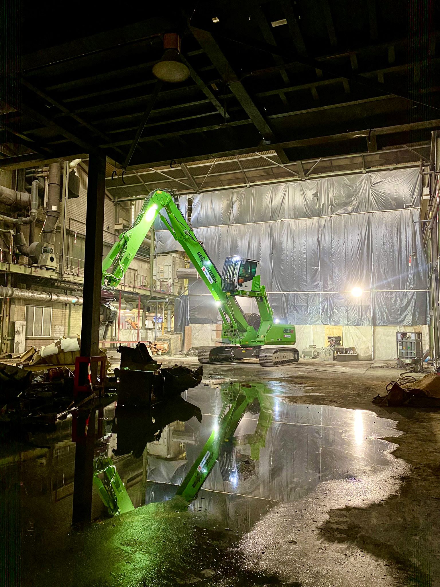 Working in confined spaces. No problem for the 825 demolition excavator from SENNEBOGEN.