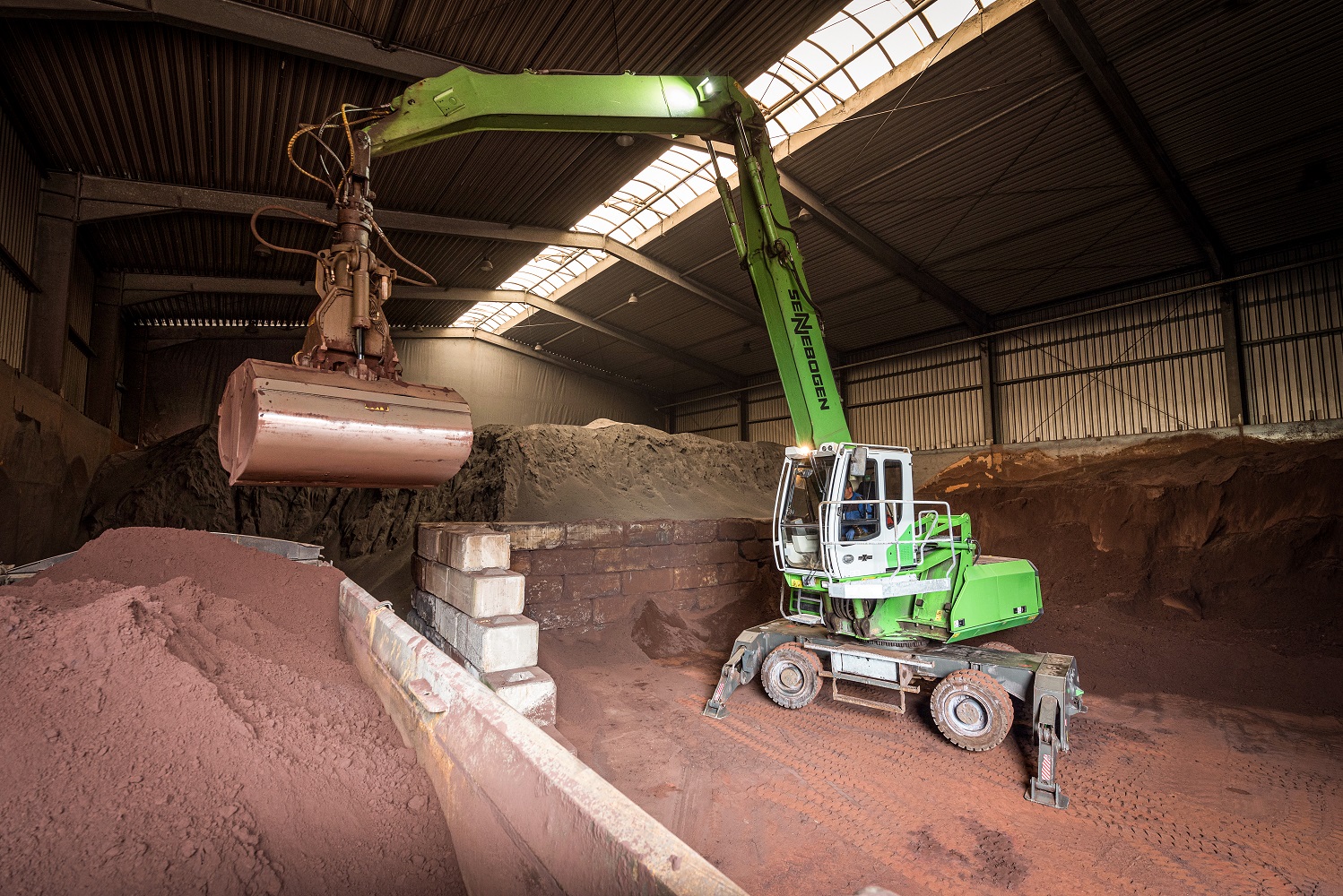 GUD uses several, reliable material handlers from SENNEBOGEN, including this 825 D series, built in 2016 which now counts 7,000 operating hours <br> Image source: Stefan Hanke