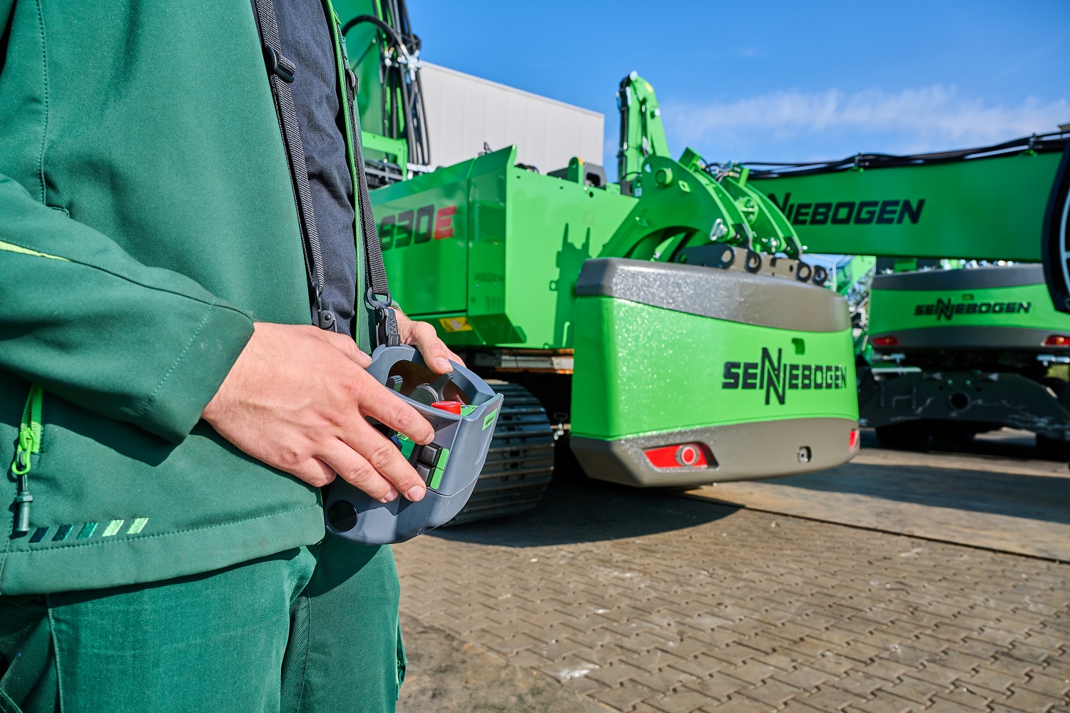 Thanks to the optional unloadable counterweight, the transport weight is reduced by around 10 tons at the push of a button. 