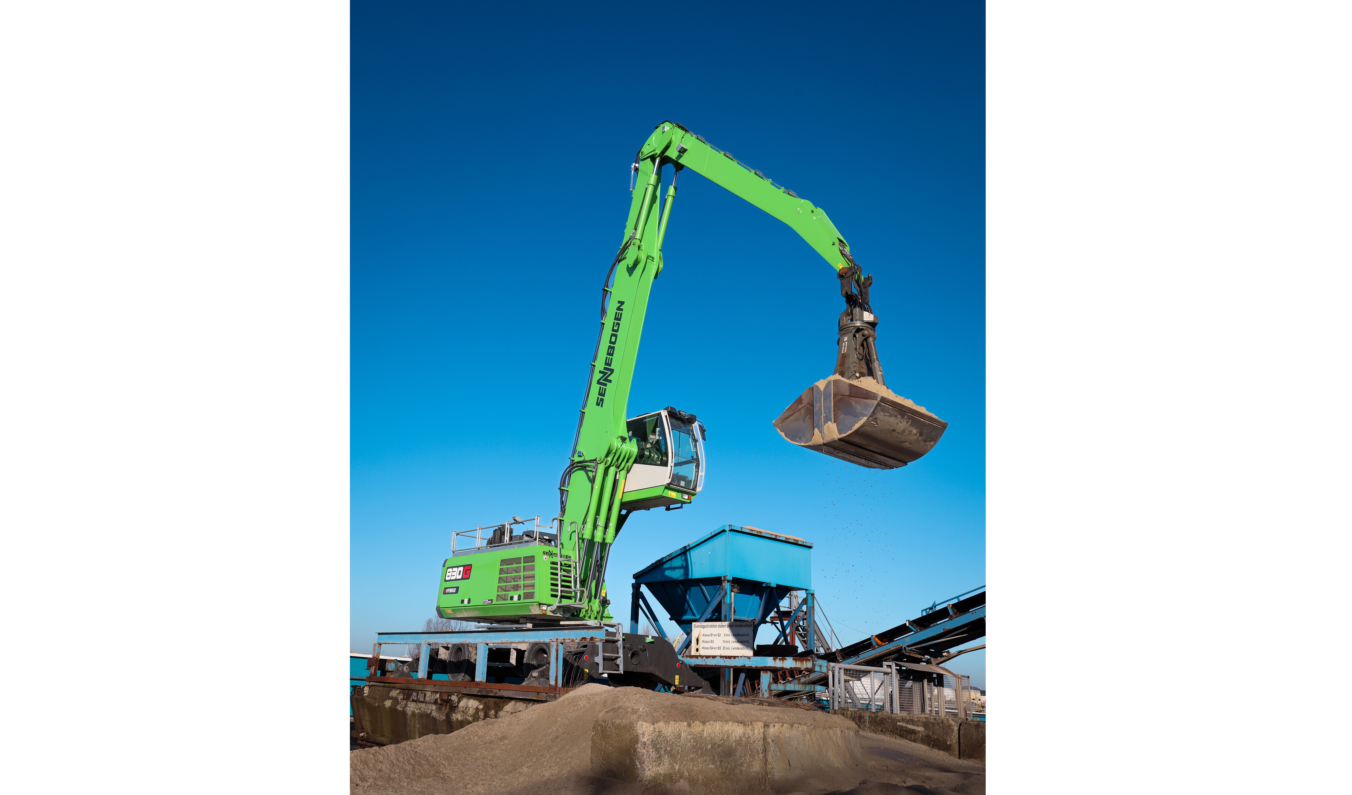  SENNEBOGEN 830 G with hybrid system in port operation