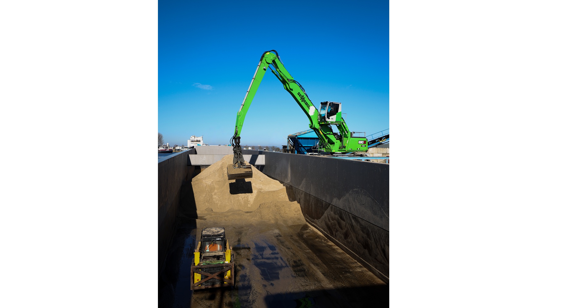 With a reach of 17 metres, the 830 G Hybrid can easily reach low-lying material in the ship’s hold.
