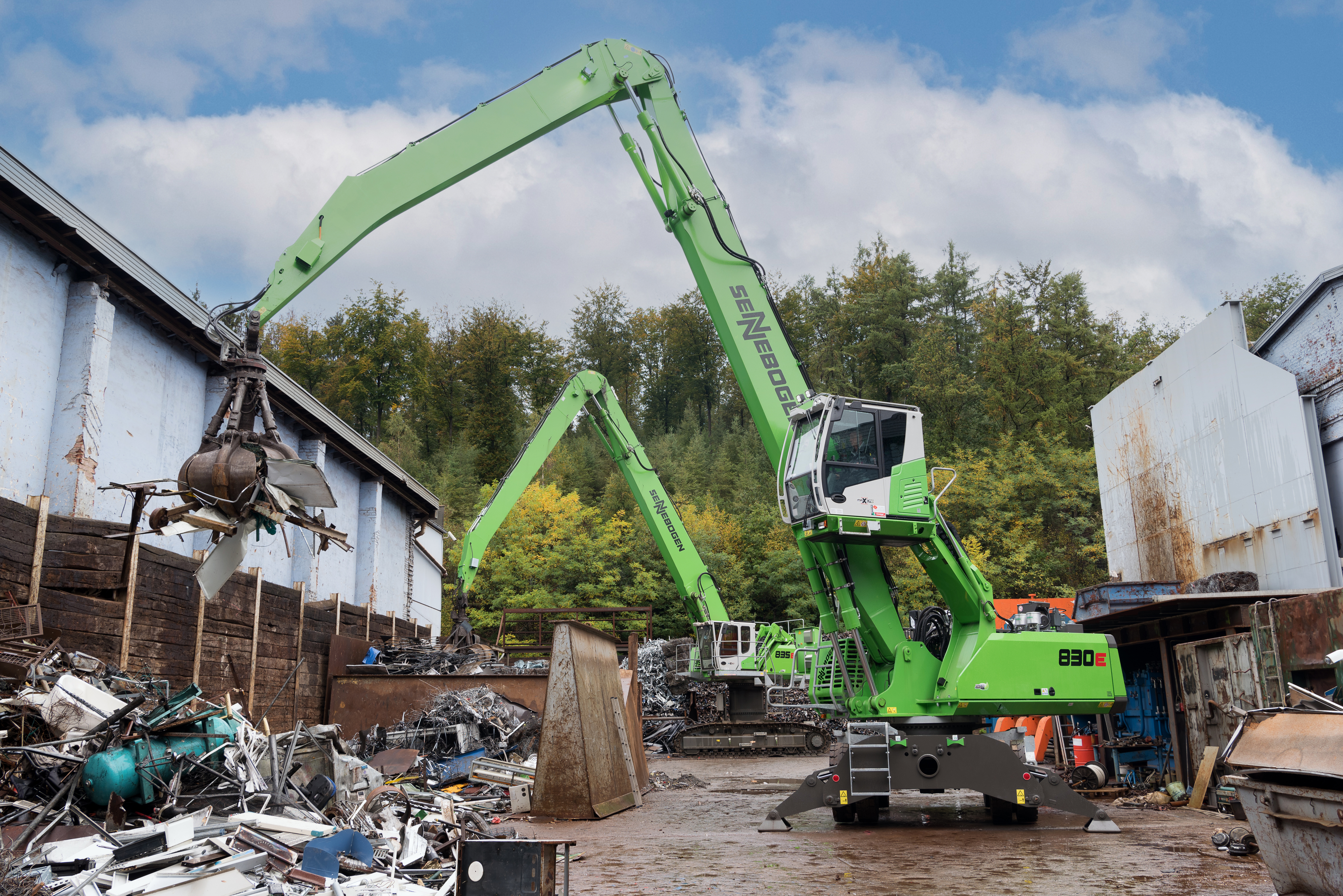 The fuel-saving and low-emission diesel version of the SENNEBOGEN 830 E series takes over the pre-sorting of the material with closed 600 l grab on the large storage area 